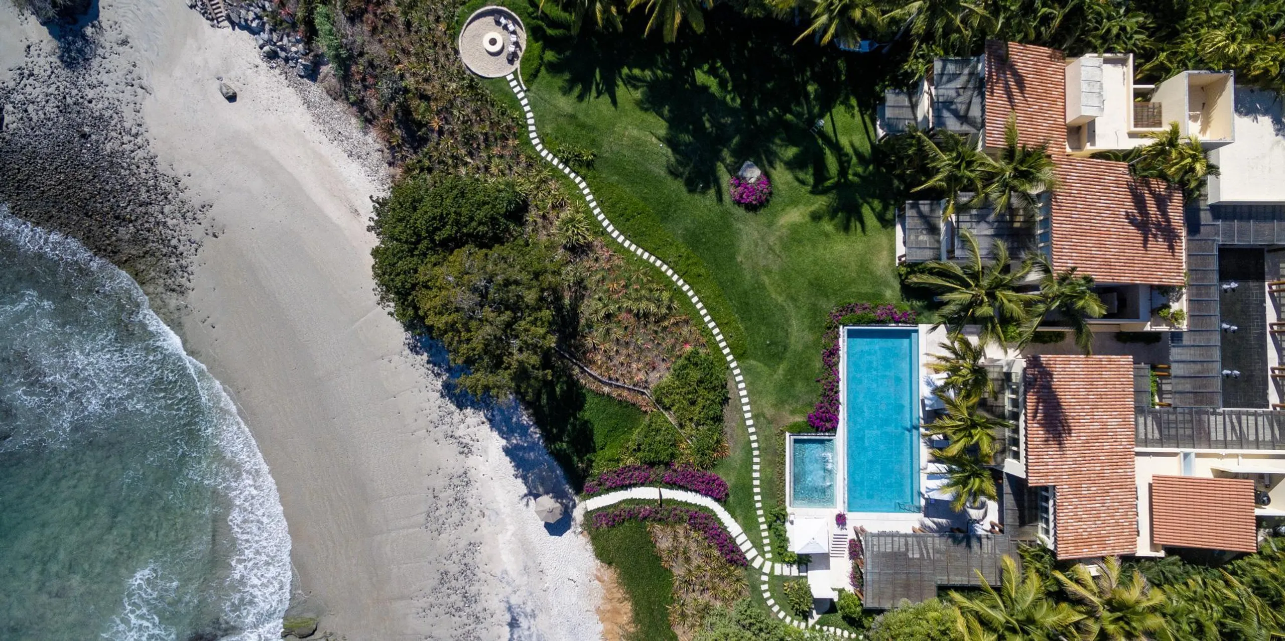 Exceptional Rancho Estates Beach Front Villa with Infinity Pools and Ocean Views — photograph 3
