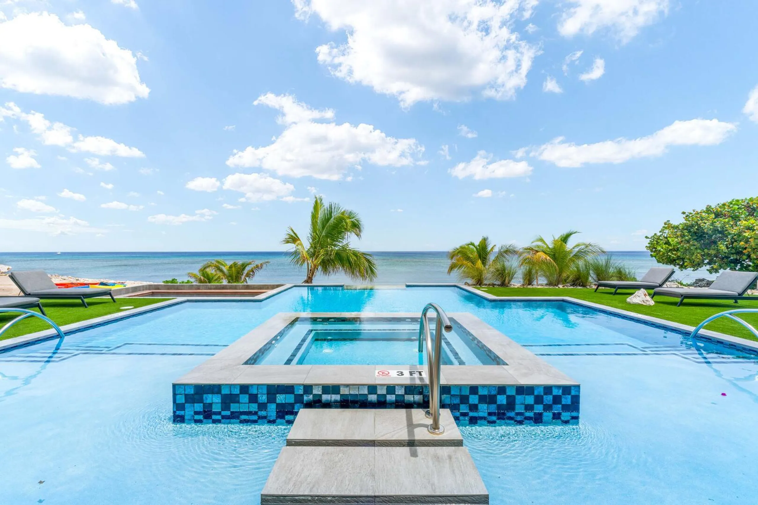 Captivating Oceanfront Villa in Gun Bay with Infinity Pool, Outdoor Grill, and Firepit — photograph 2