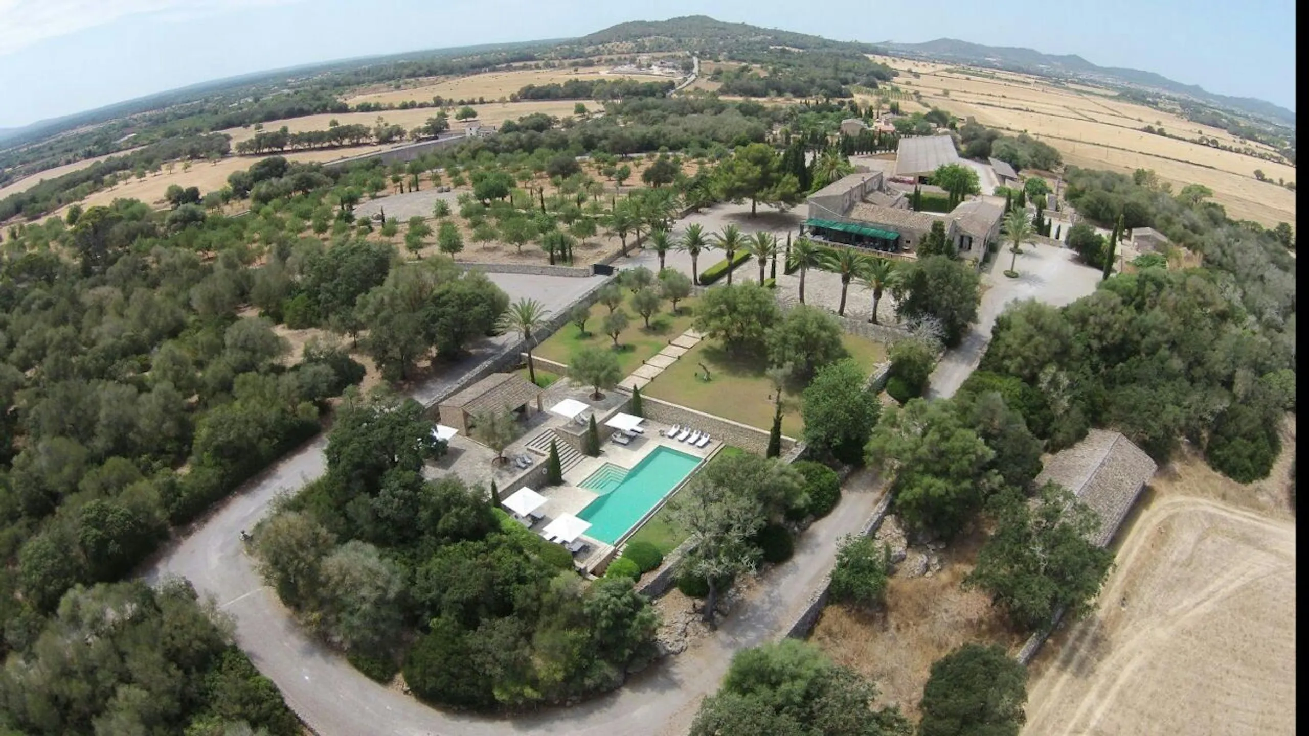 Relaxing Spanish Estate with Private Pool and Gazebo — photograph 2
