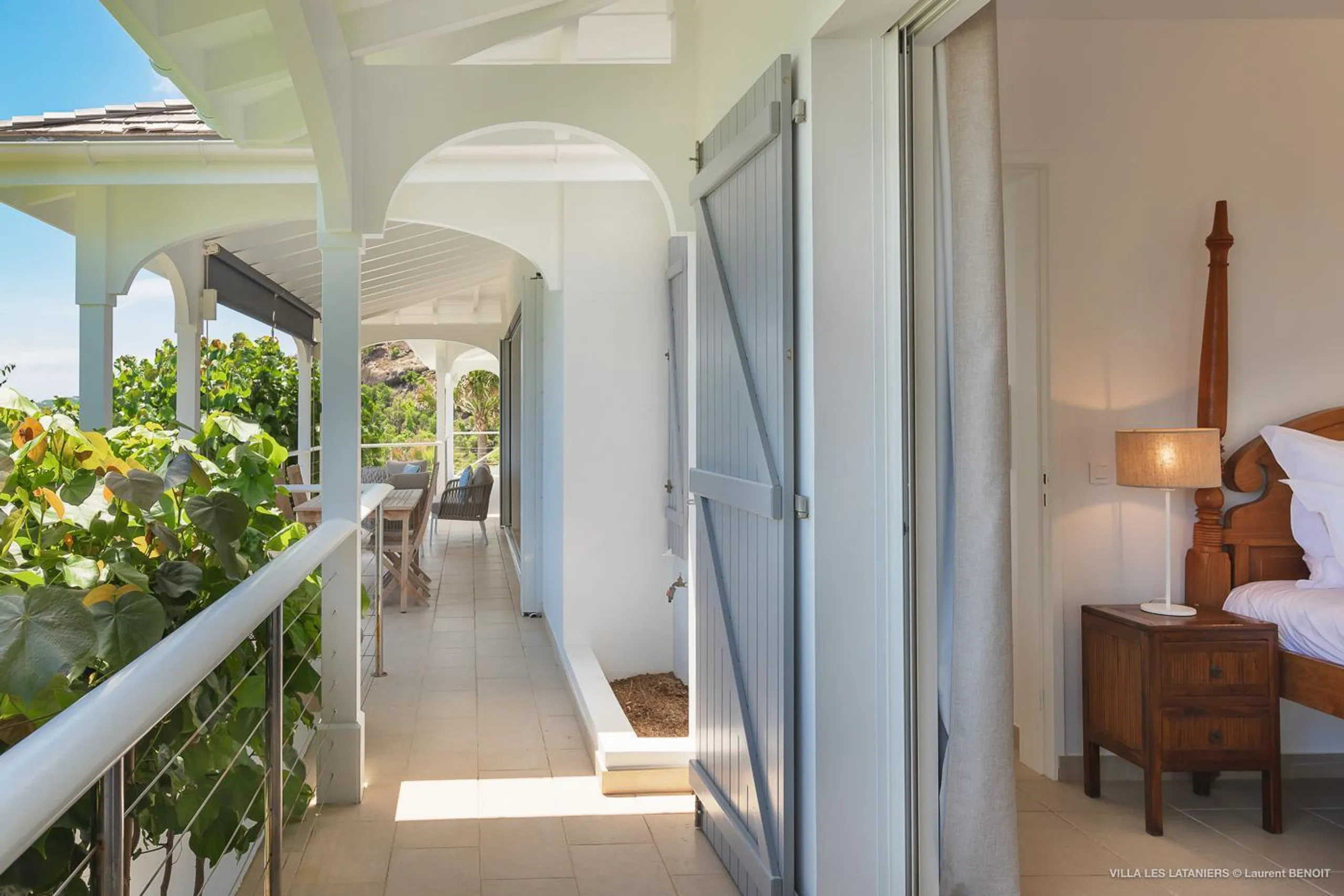 Opulent Oceanside Estate with Private Pool and Jacuzzi — photograph 8