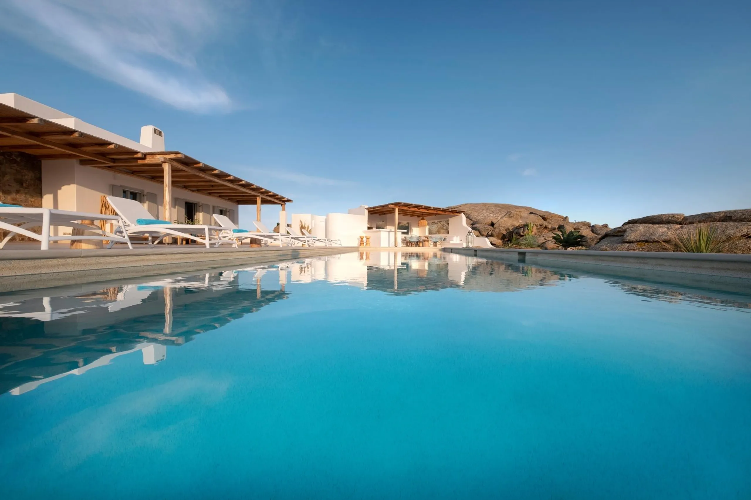 Superb  Mykonos Villa with Private Pool and Jacuzzi — photograph 4