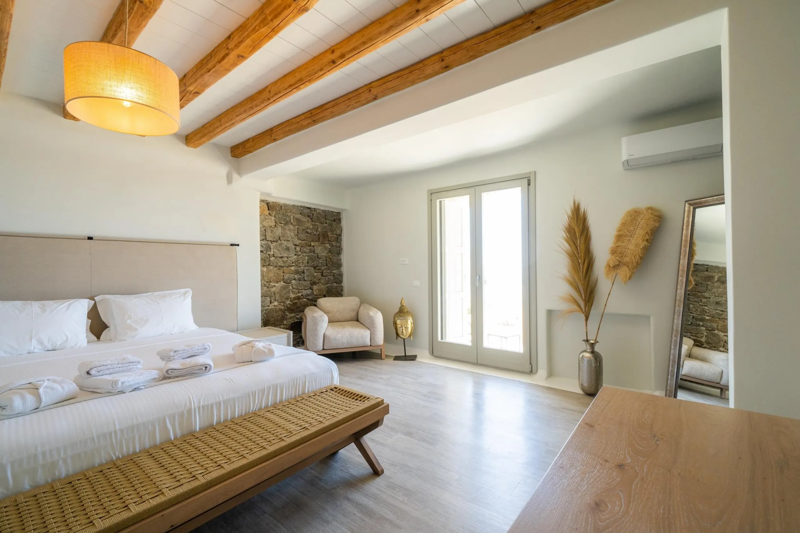 Exquisite Mykonos Estate with Infinity Pool and Ocean Views — photograph 12