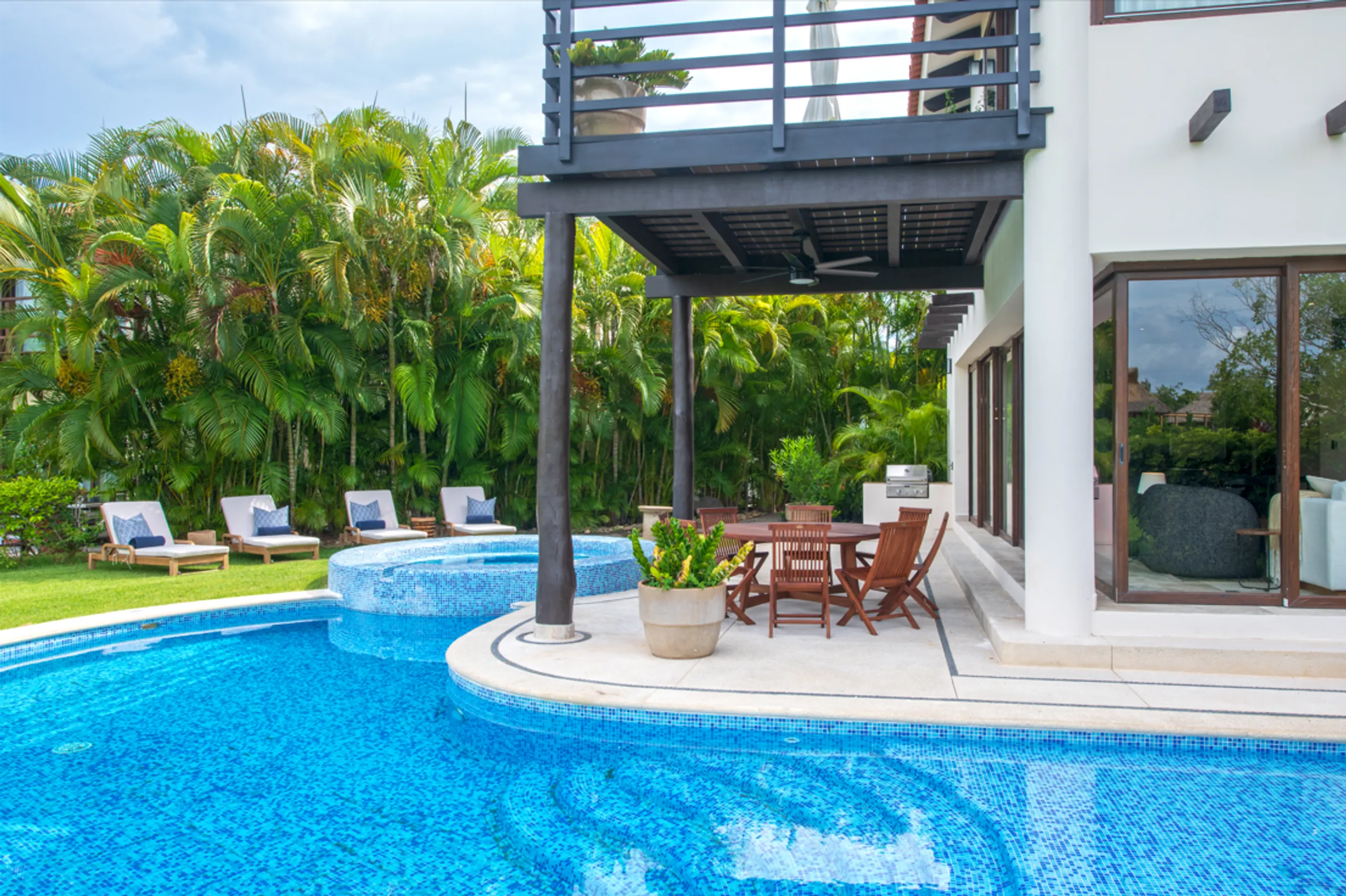 Exquisite Villa Oasis with Panoramic Ocean Views — photograph 9