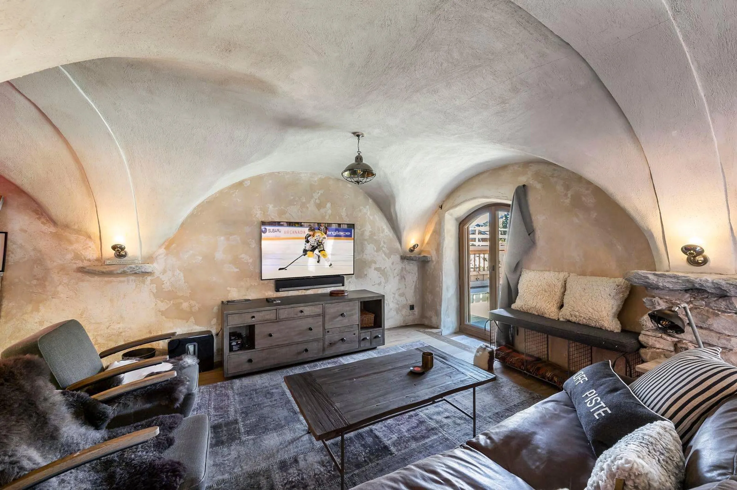 Majestic Mountain Villa with Outdoor Jacuzzi in Scenic Méribel — photograph 11
