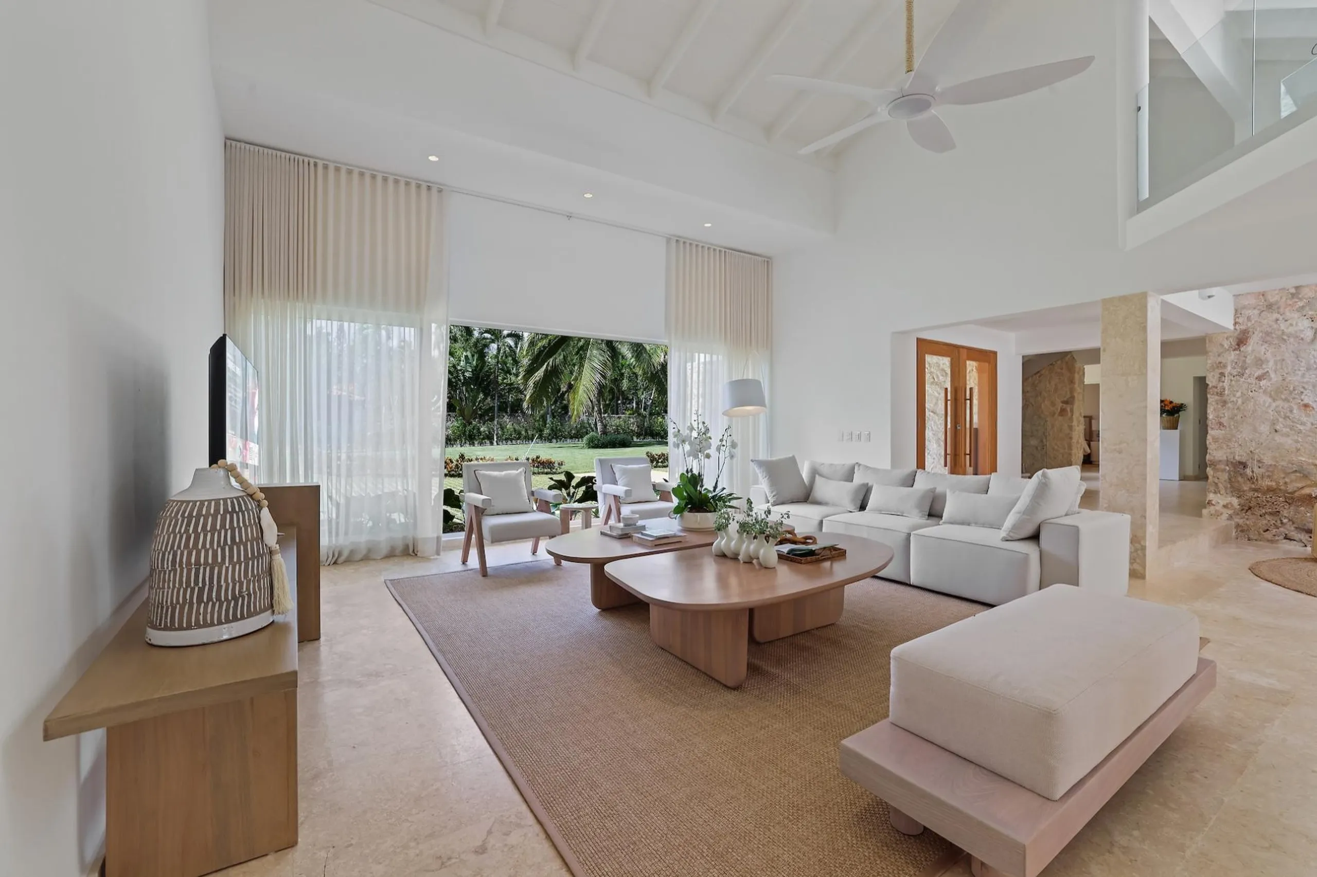 Stylish Poolside Villa with Infinity Pool, Hot Tub & Chic Interiors — photograph 9