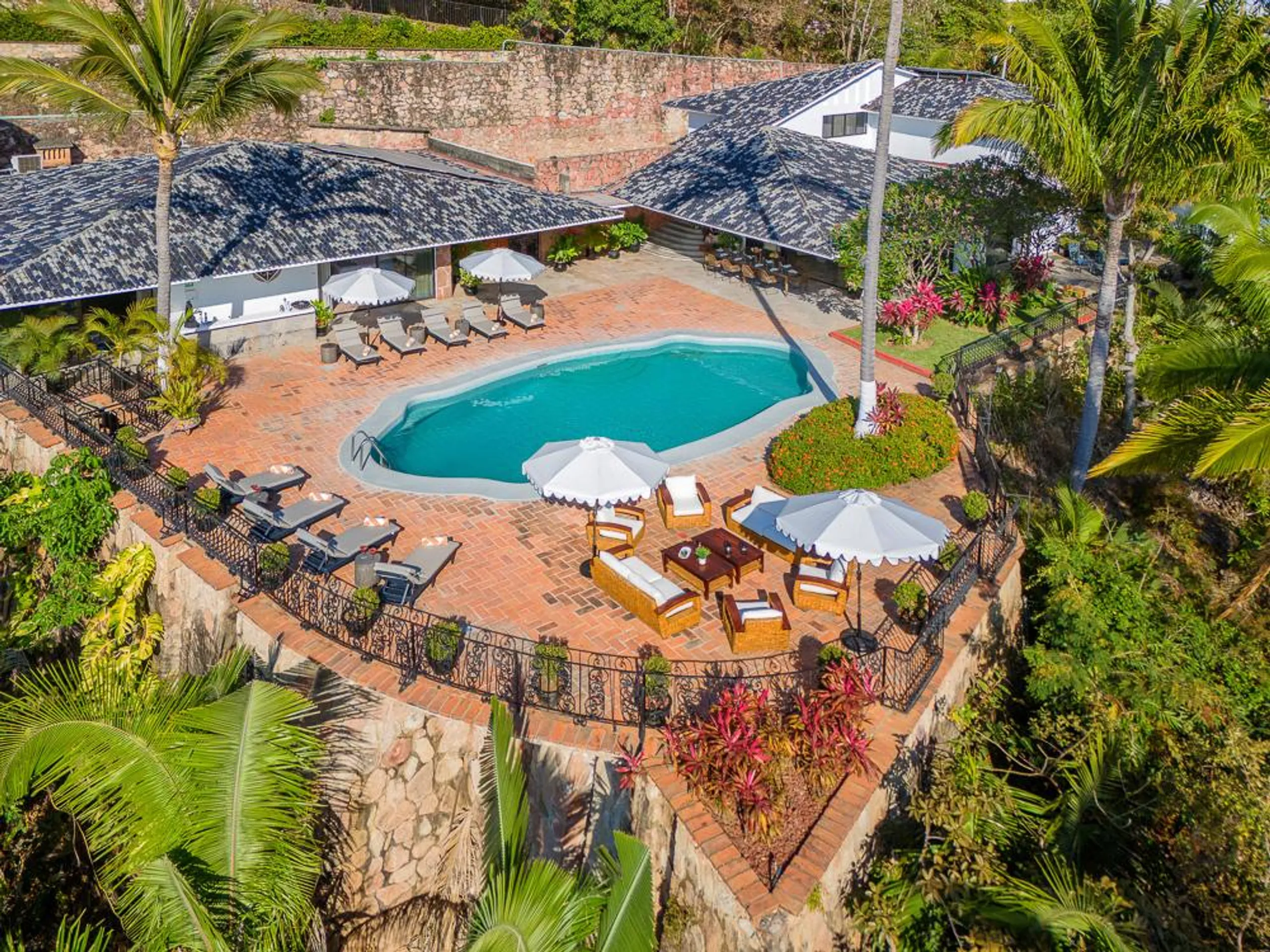 Mid-Century Modern Villa with Pool and Ocean Views — photograph 4