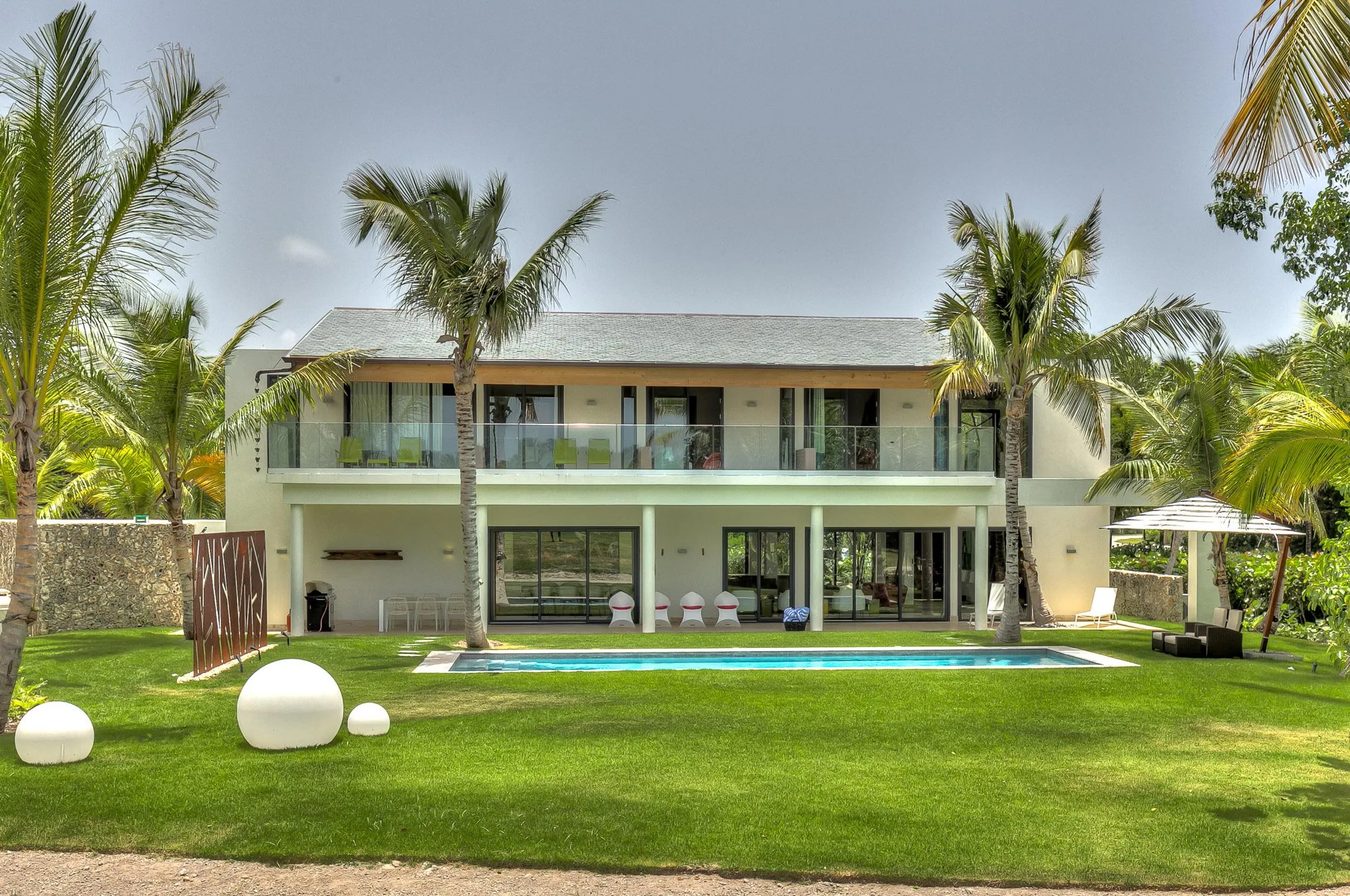 Chic Malibu-Inspired Villa with Private Pool, Bold Pop Art and Minimalist Decor — photograph 2