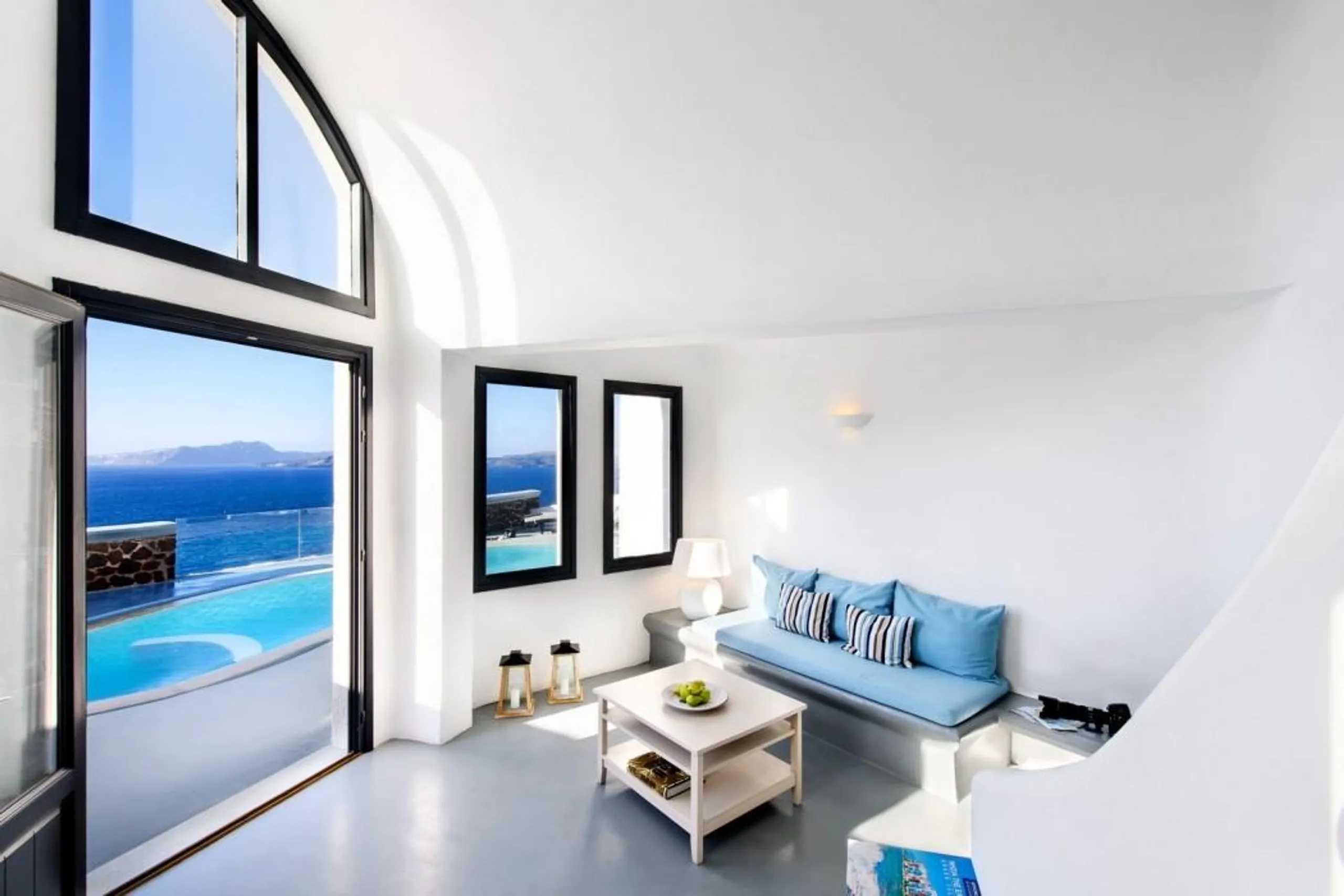 Lavish Haven with Majestic Seascapes and Deluxe Pool Retreat — photograph 6
