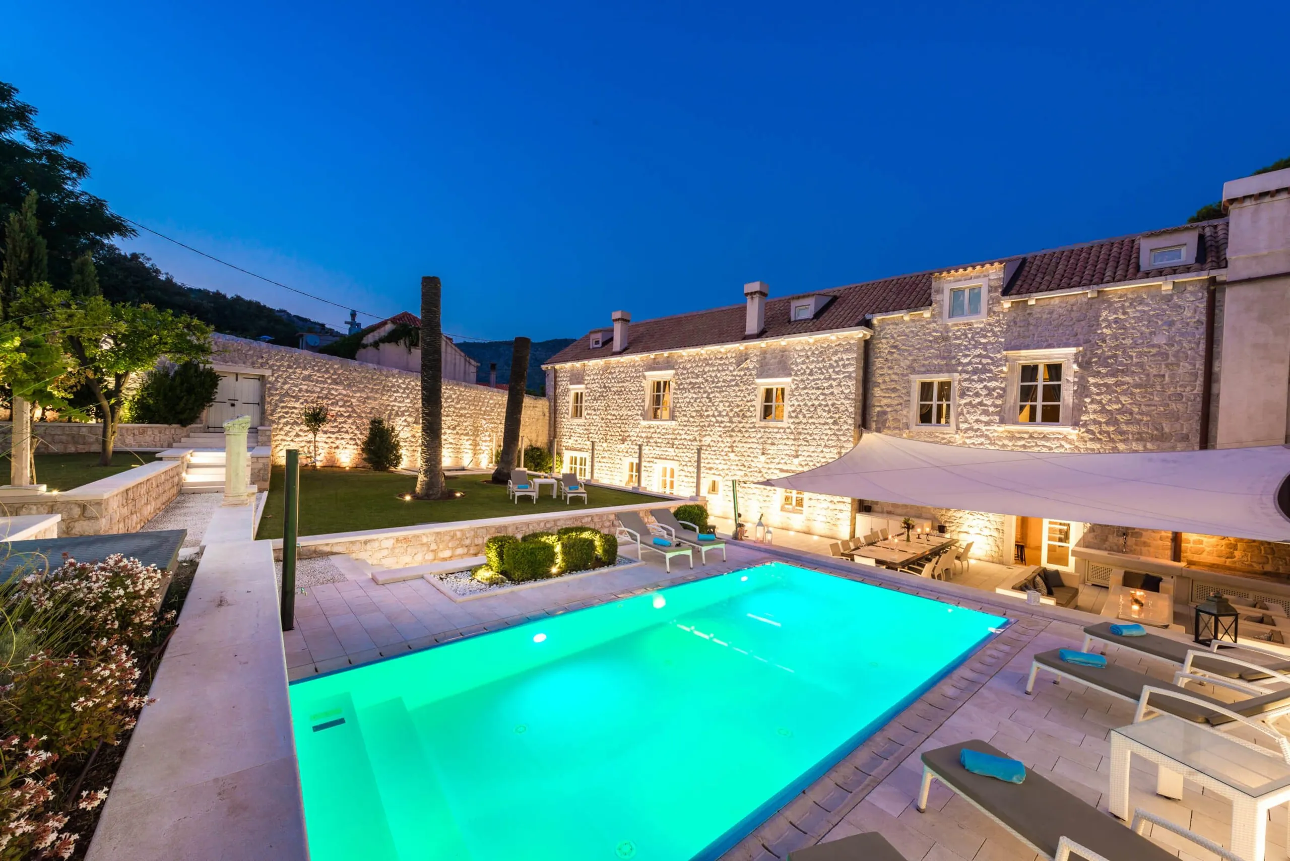 Glamorous Stylish Villa with Pool and Beautiful Garden Landscapes — photograph 2