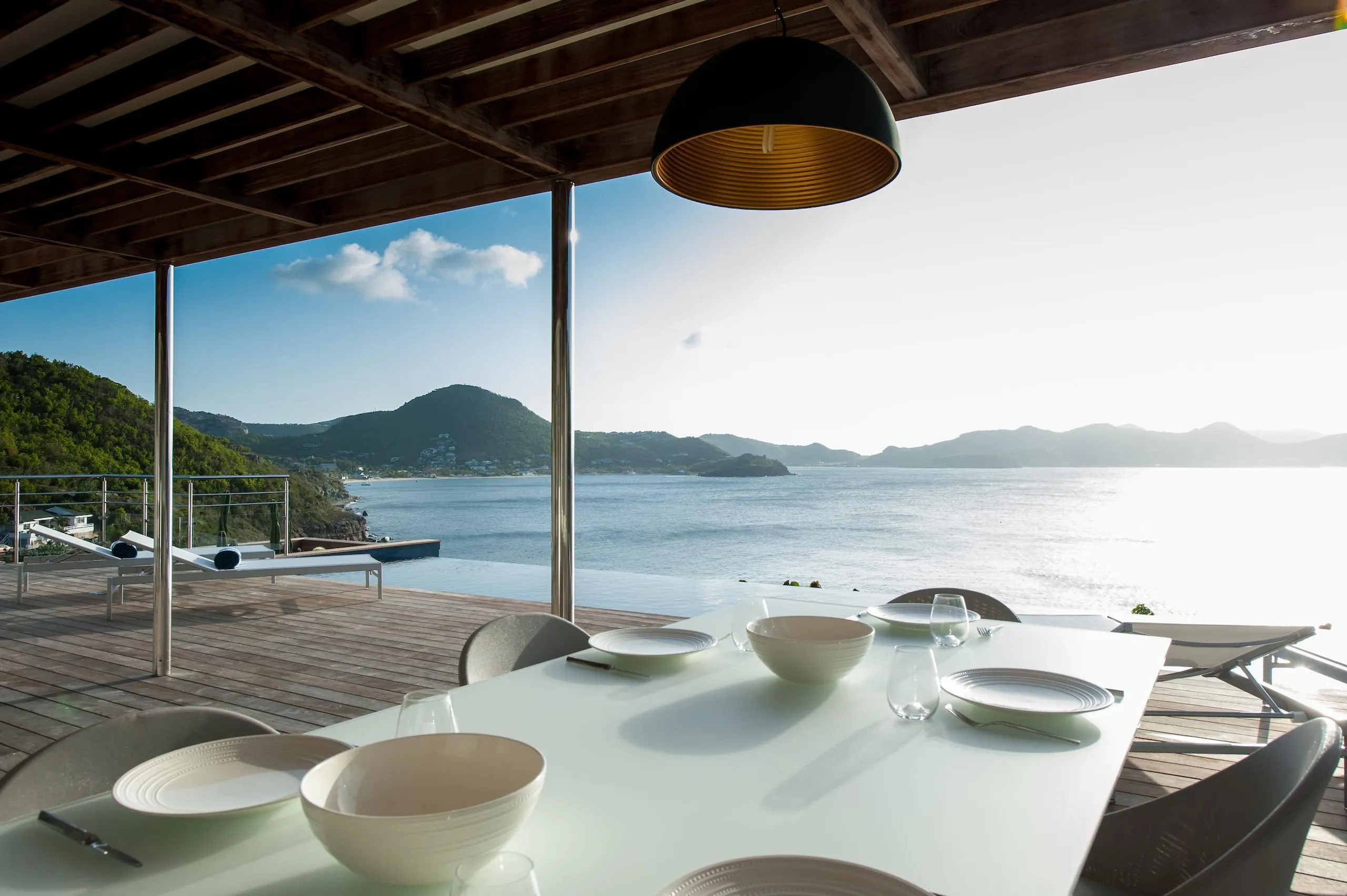 Glamorous Oceanside Villa with Infinity Pool and Zen Garden — photograph 3