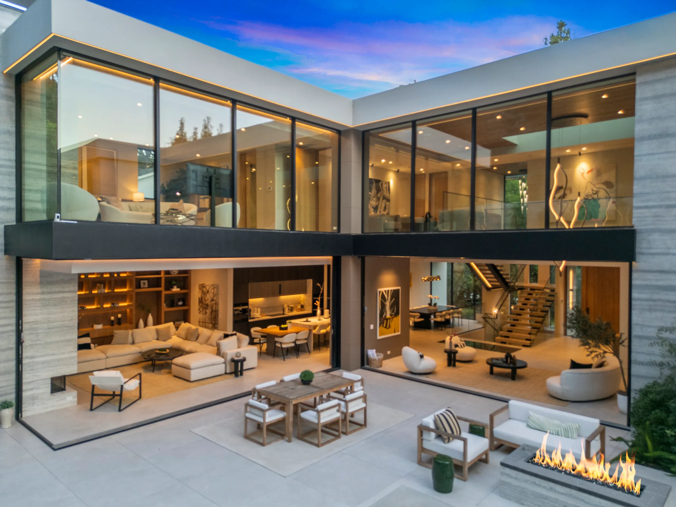 Upscale 3-Level Villa with Sparkling Saltwater Pool, Gym and Stunning Views — photograph 12