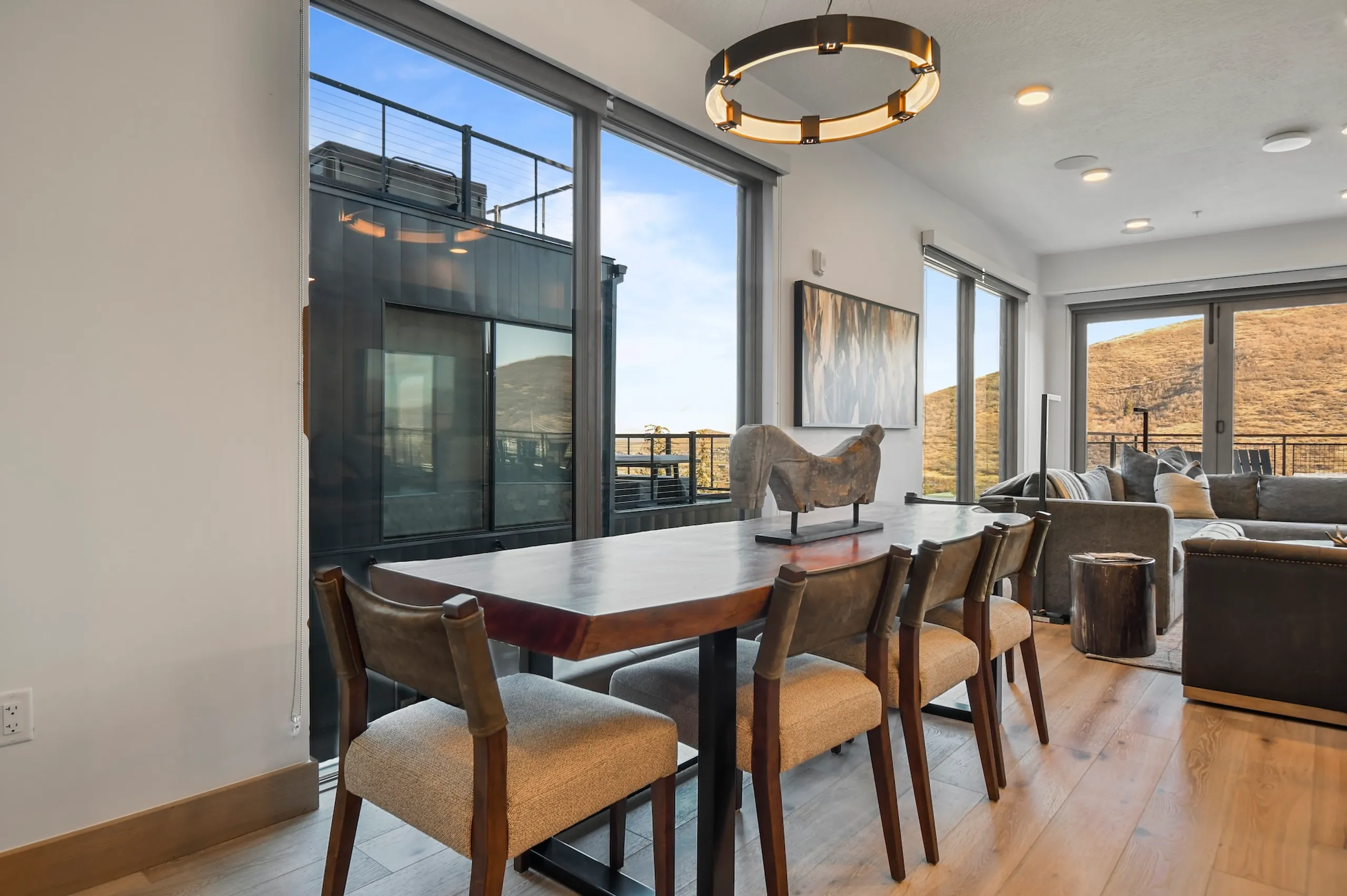 Elegant 3BR Mountainside Villa with Balcony, Firepit, Ski Access and Mountain Views — photograph 6