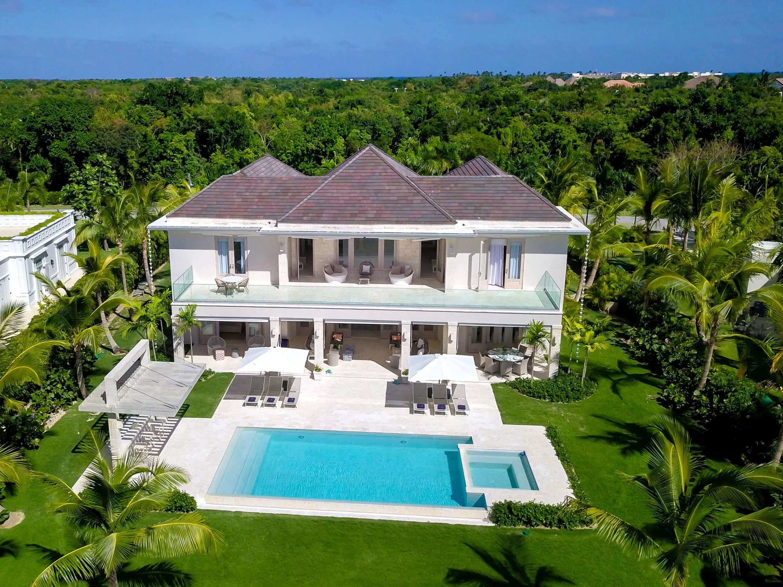 Relaxing Punta Cana Villa with Private Pool, Manicured Lawns, and Resort Perks — photograph 7