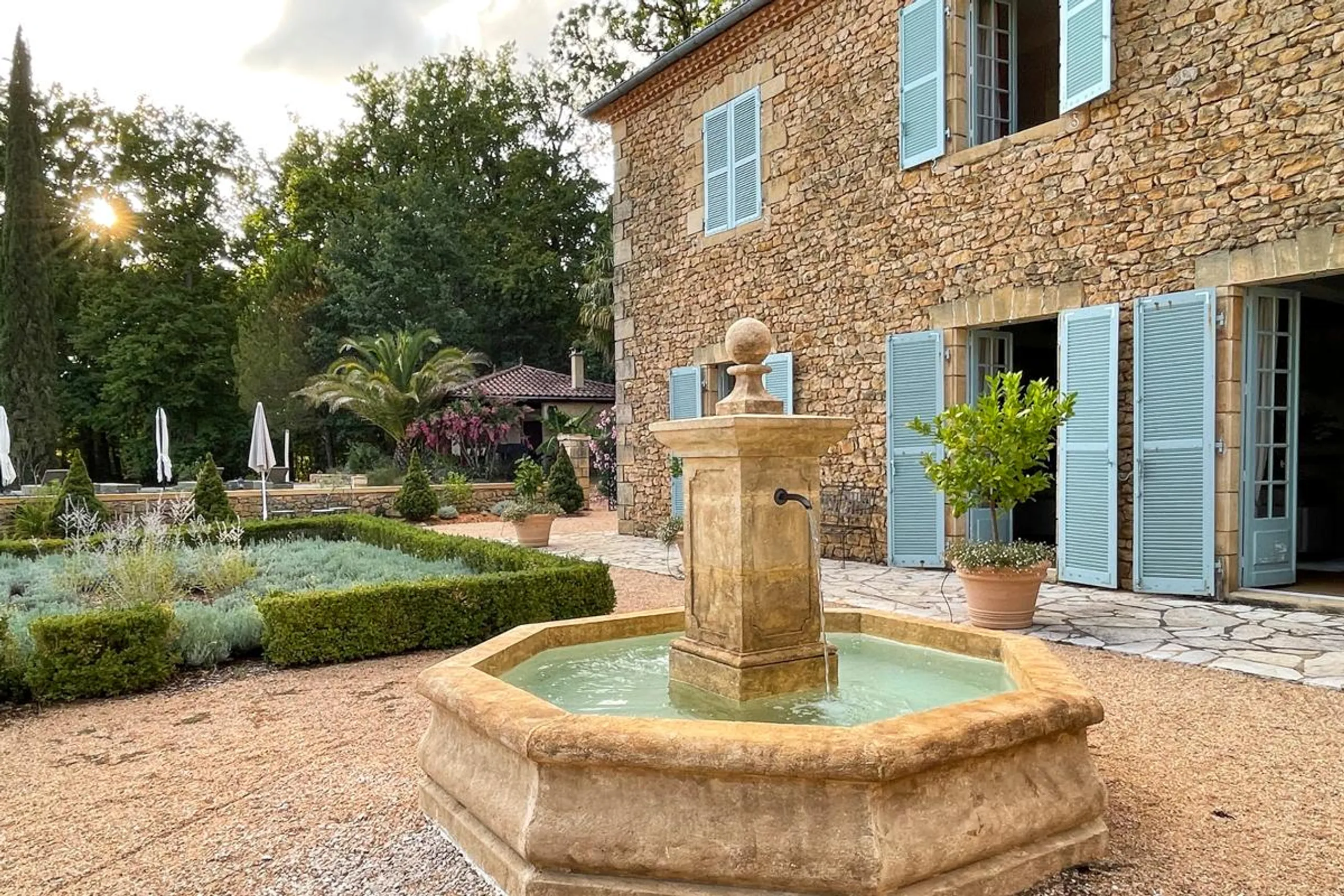 Elegant Historic Villa with Private Pool and Garden Water — photograph 5