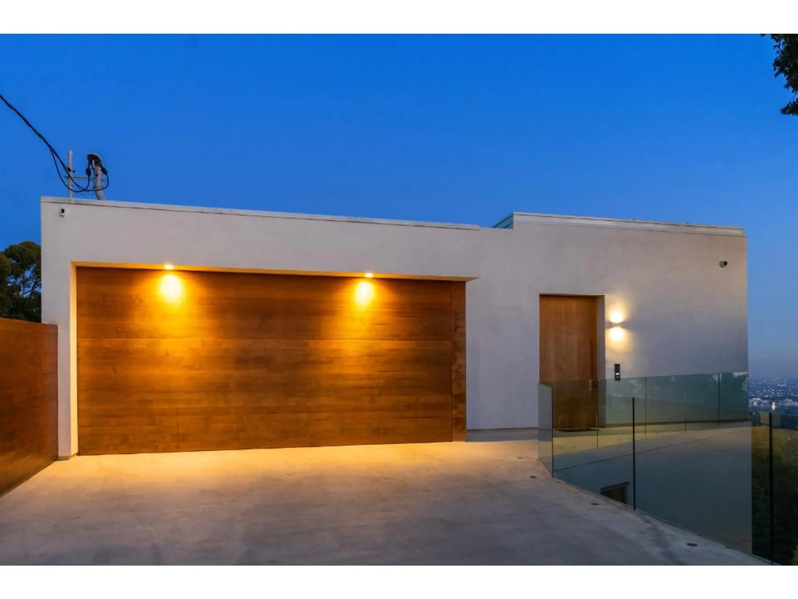 Glamorous Beverly Grove Villa with Invigorating Pool — photograph 2
