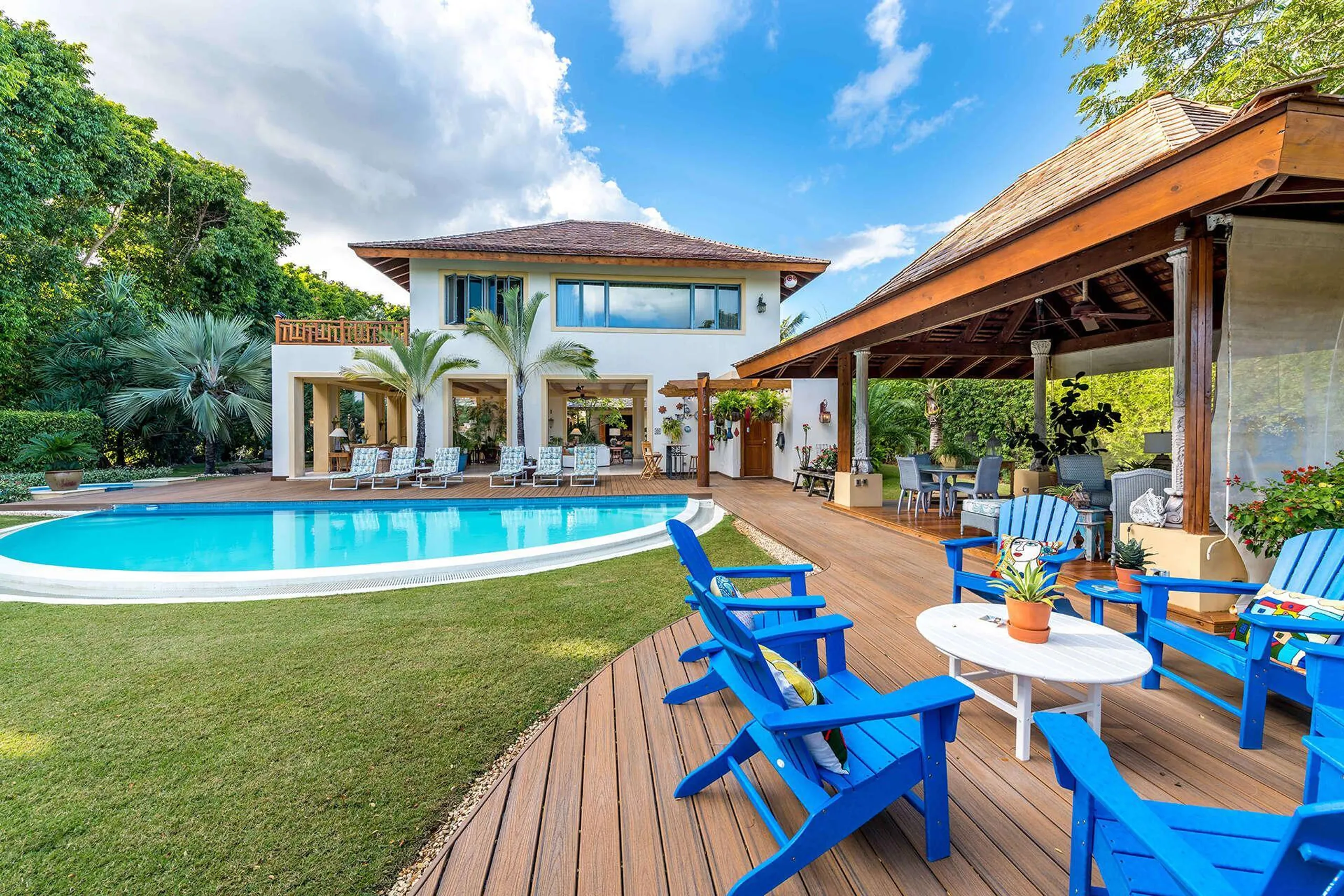Stunning Balinese Styled Estate with Prestigious Grounds and Indoor/Outdoor Flow, Casa de Campo