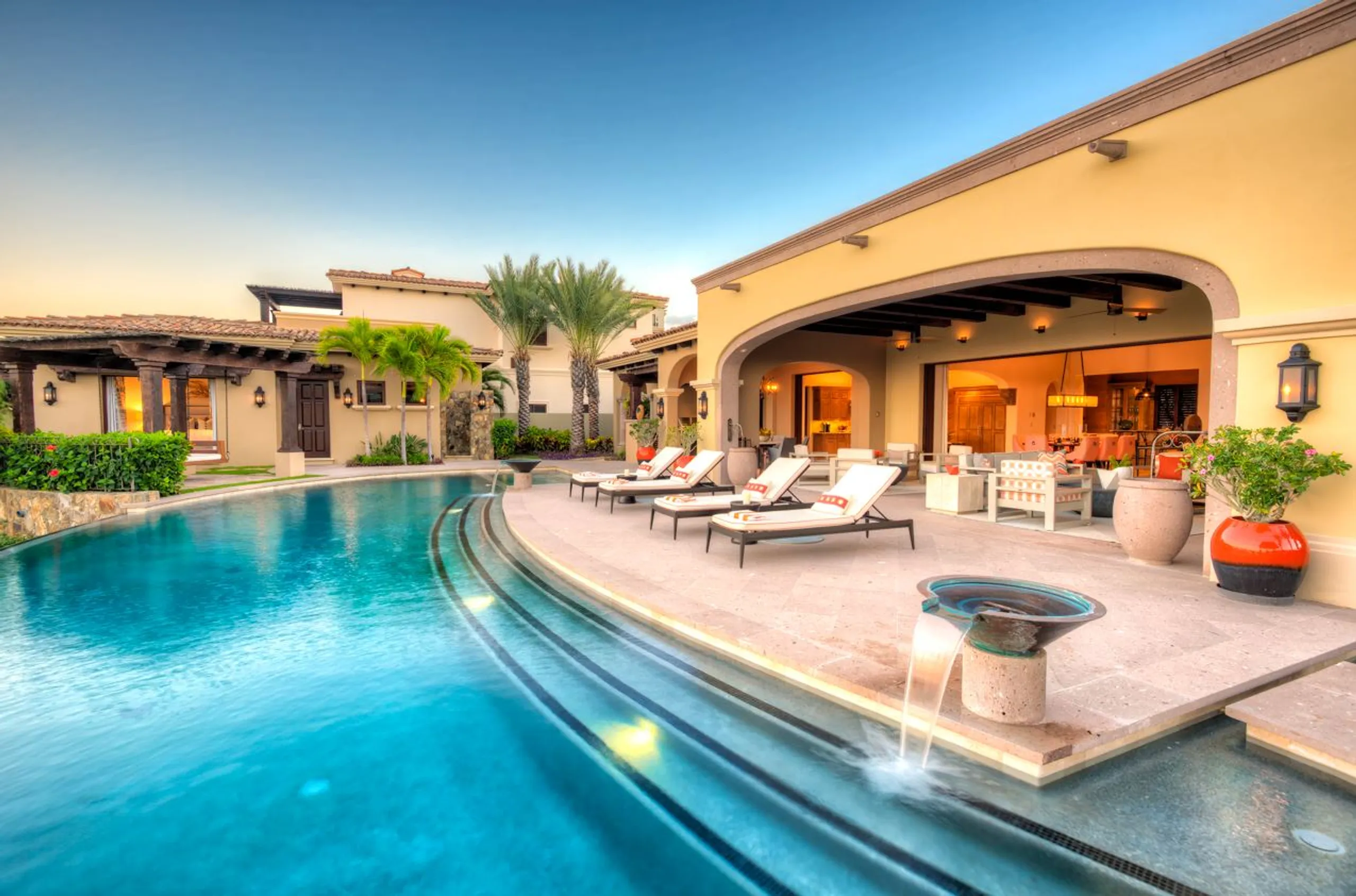 Majestic High-End Villa with Private Infinity Pool, Jacuzzi and Ocean Views — photograph 2