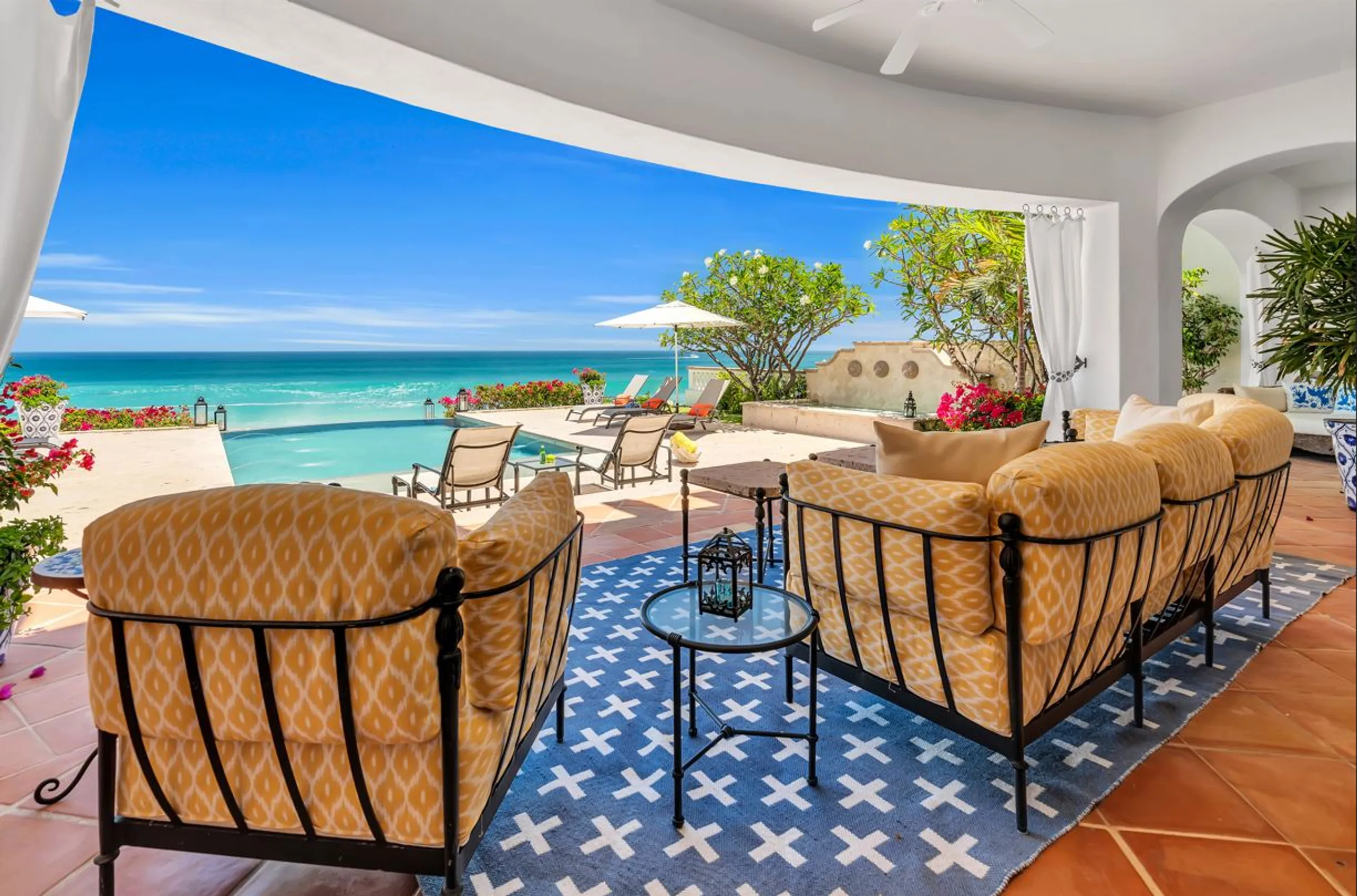 Invigorating Beachfront Villa with Private Infinity Pool, Resort Access and Sea Views — photograph 8