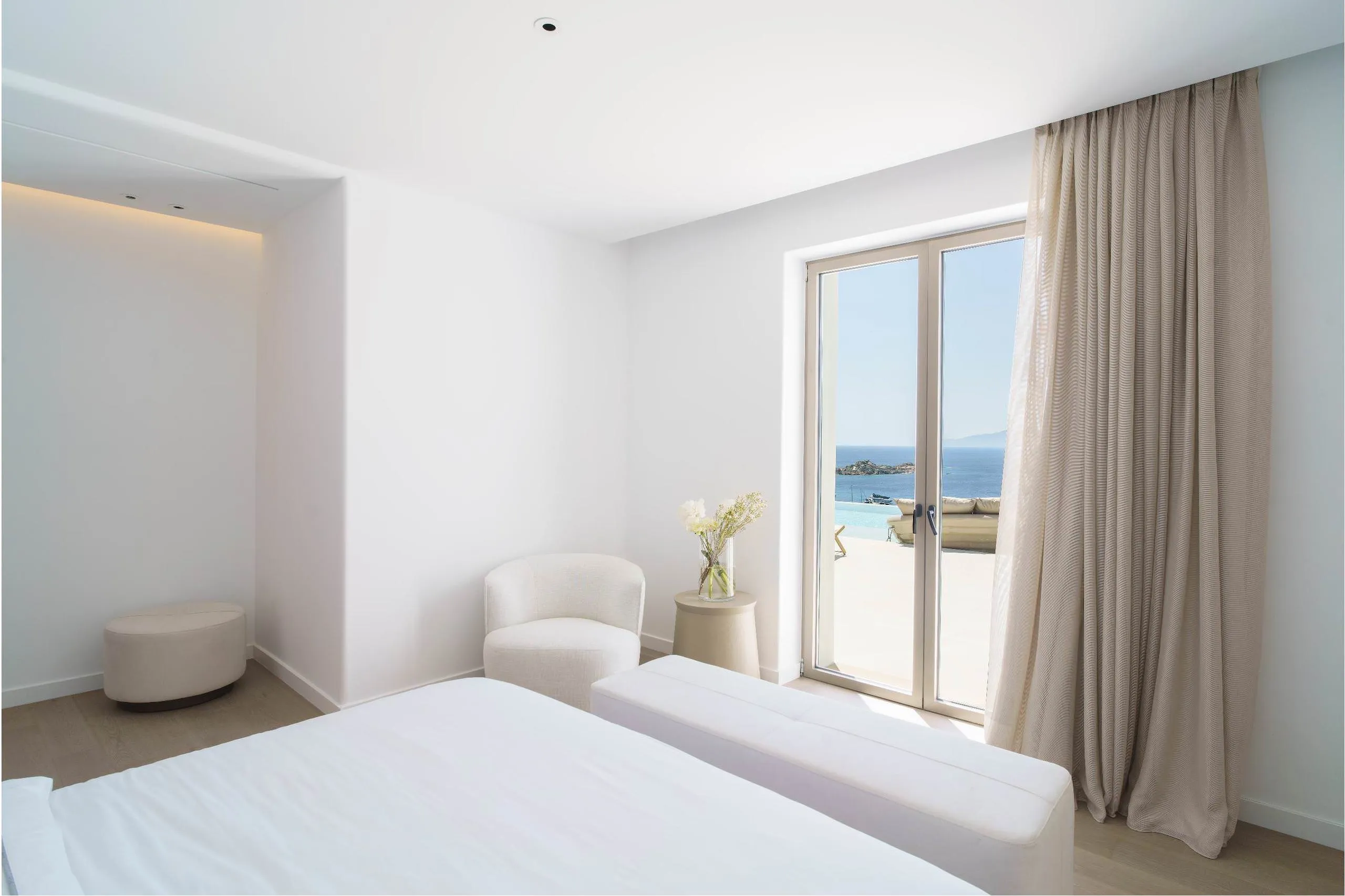 Top-of-the-line Psarou Getaway with Infinity Pool and Panoramic Sea & Beach Views — photograph 6