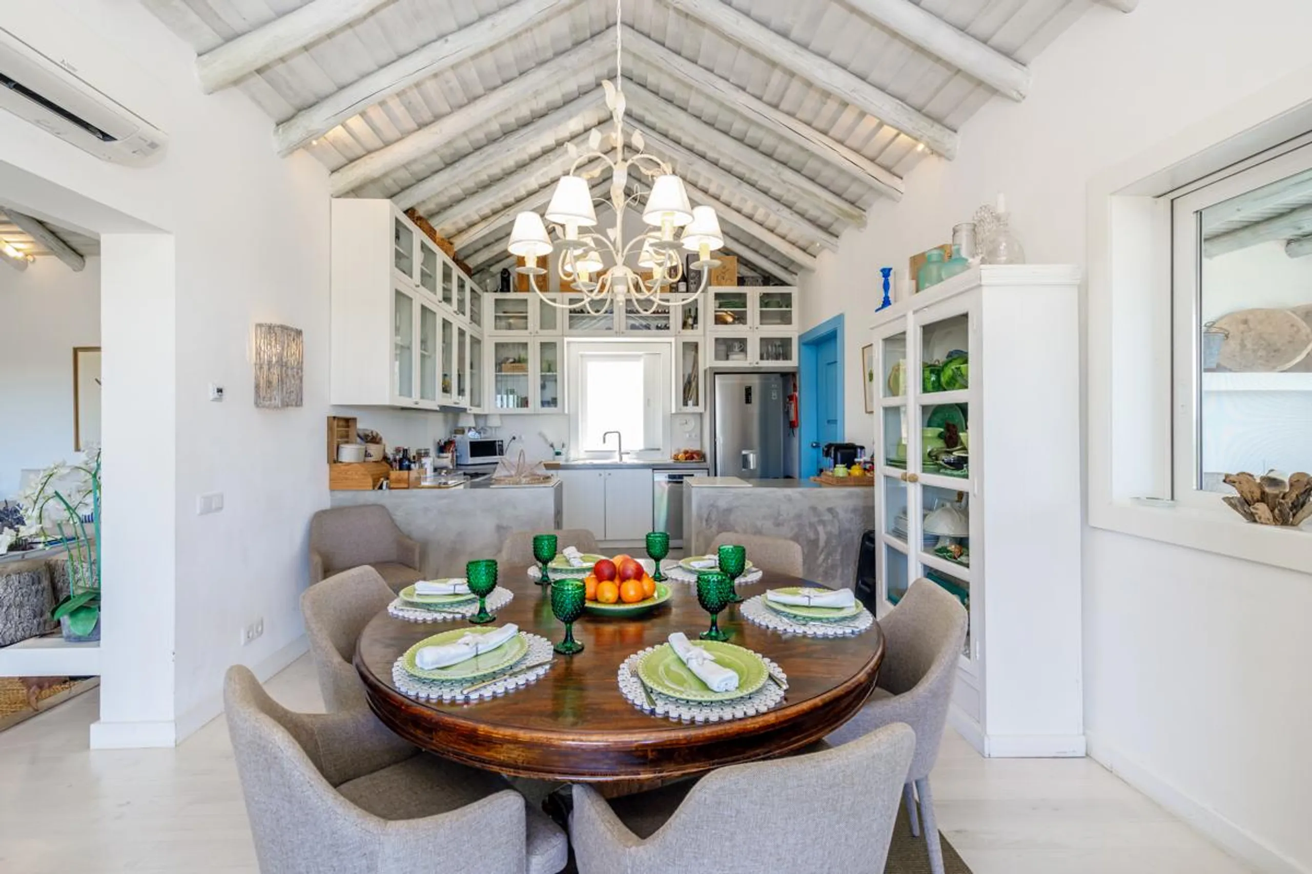 Enchanting 5BR Villa with Private Pool and Expansive Garden — photograph 7