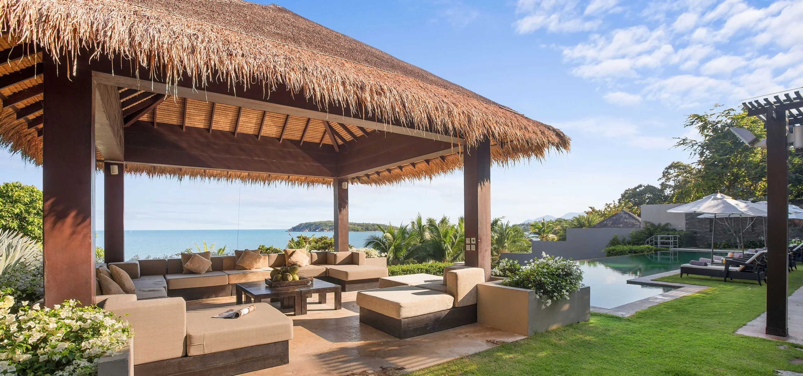 Splendorous Tropical Villa with Private Pool and Panoramic Views — photograph 3