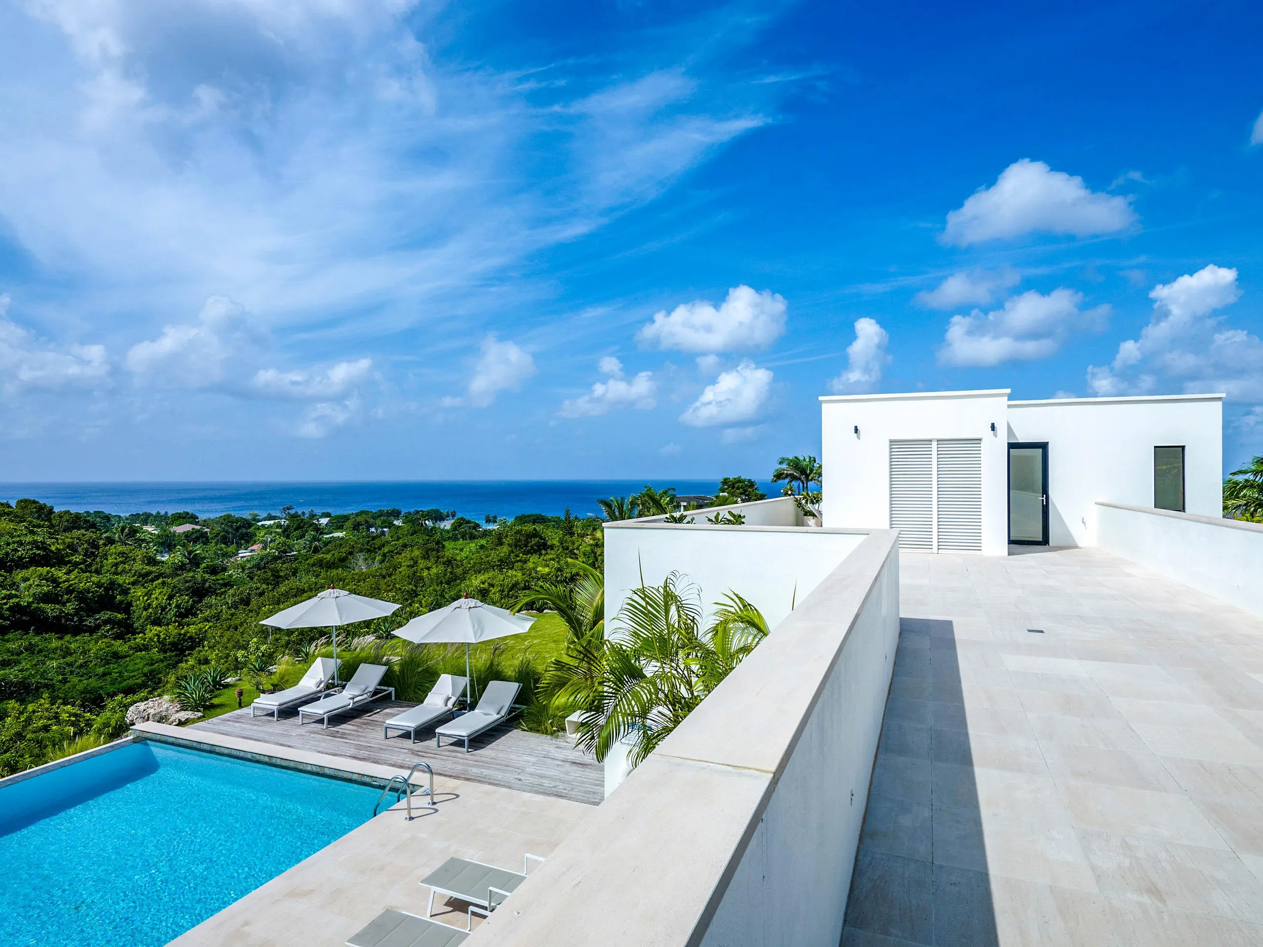 Sophisticated Villa with Infinity Pool and Panoramic Nature Views — photograph 10