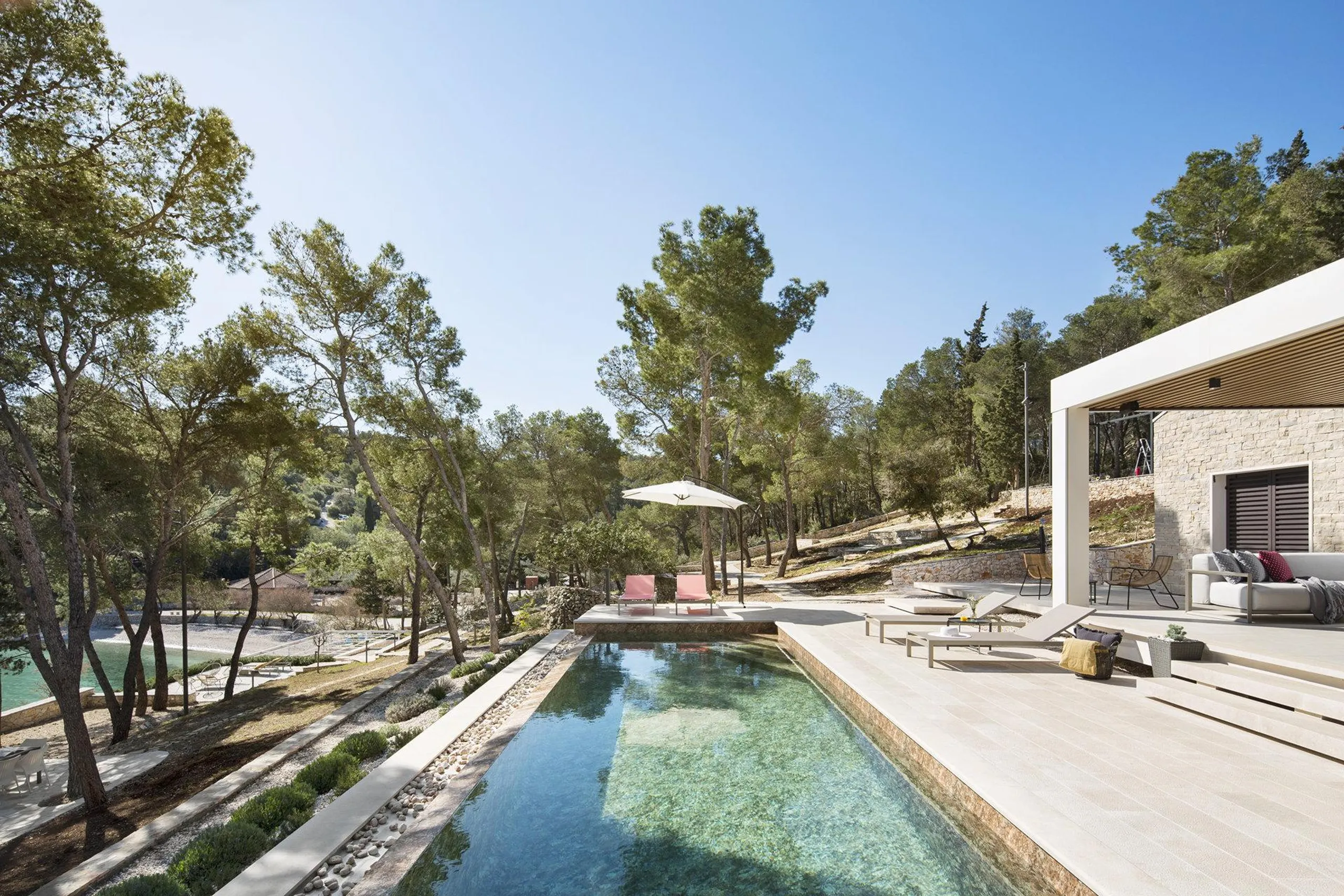 Exhilarating Beachfront Villa Haven with Private Infinity Pool in Charming Sutivan, Brac — photograph 4