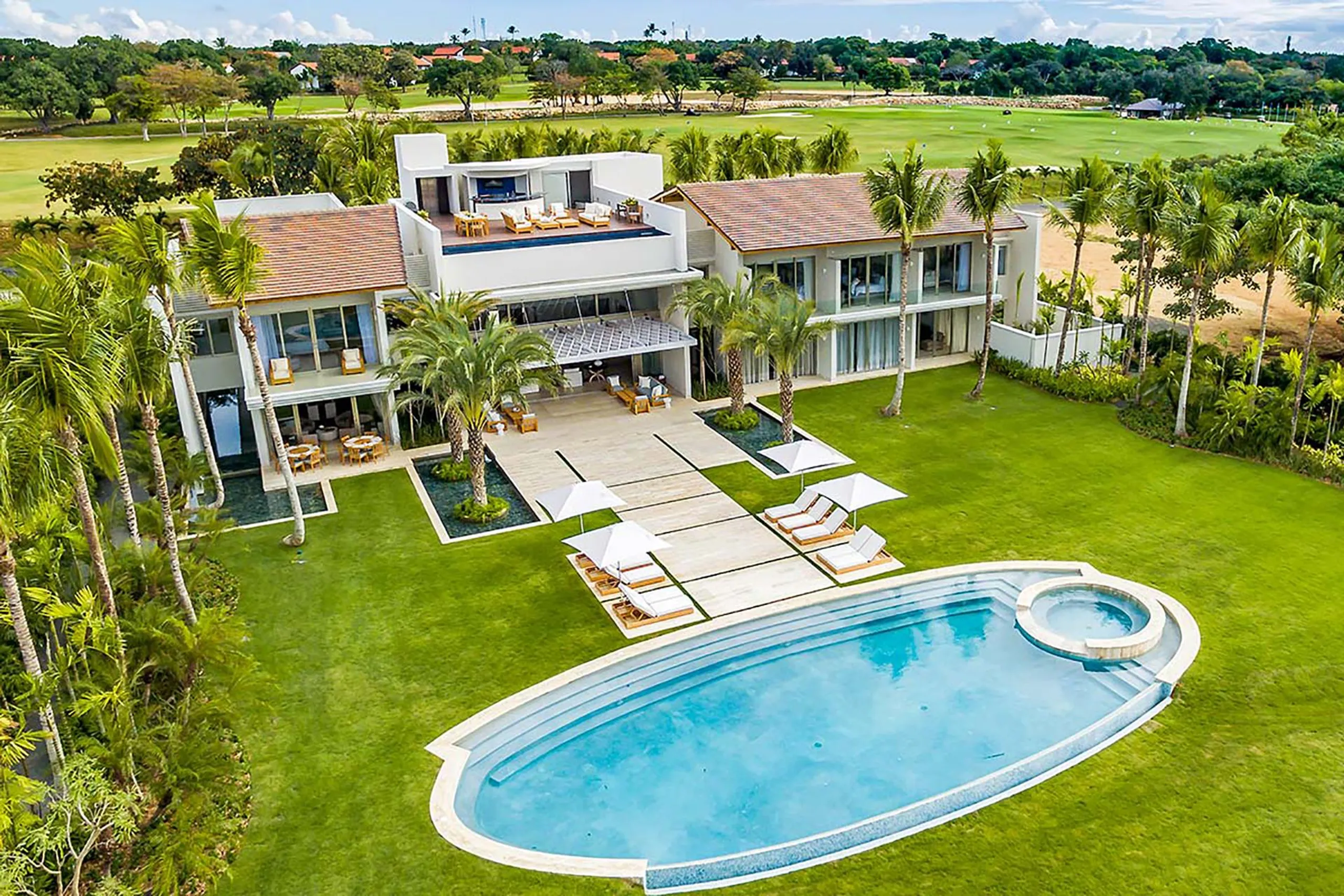 Splendorous Oceanfront Estate with Reflective Pools and Tropical Surroundings — photograph 2