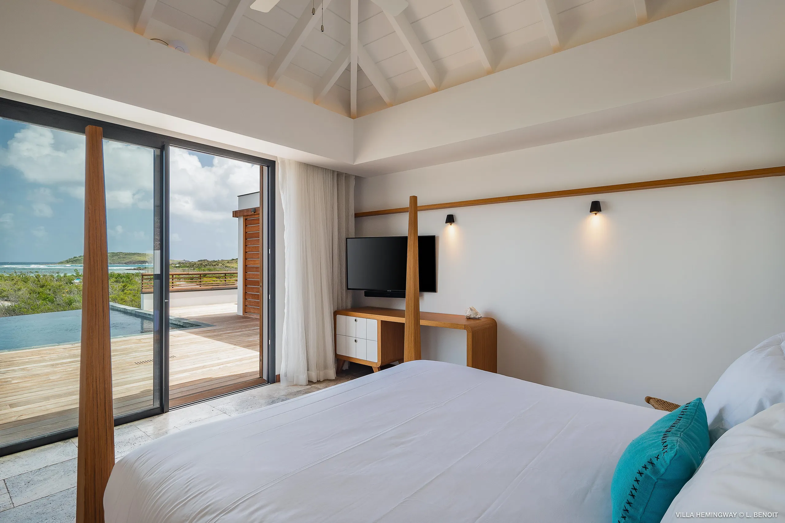 Stunning Seaside Villa with Infinity Pool and Walks to Beach — photograph 11