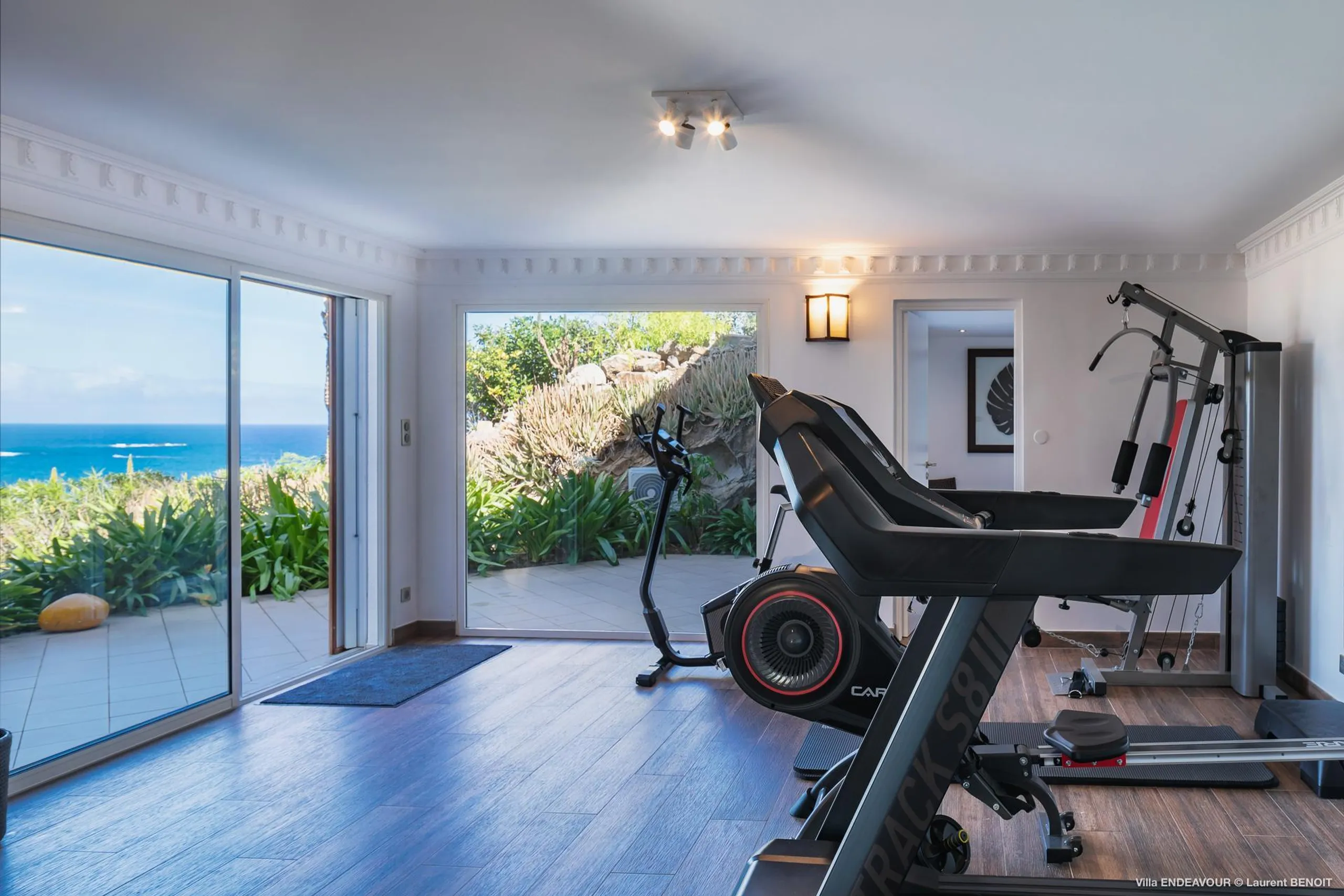 Stately Seaside Villa with Private Pool, Jacuzzi, and Fitness Room — photograph 5