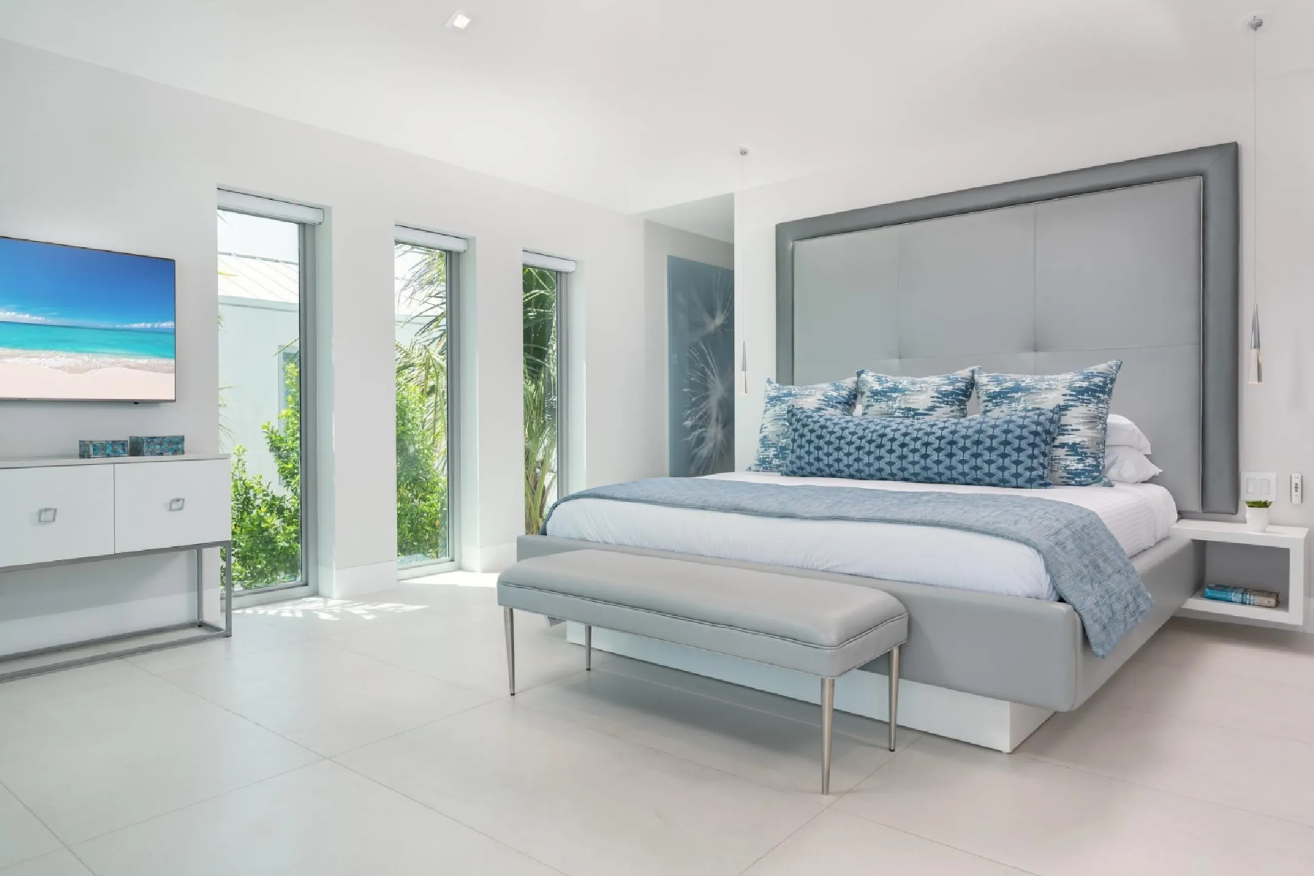 Ultra Modern Grand Architectural Estate with Ocean Views and Infinity Pool — photograph 12