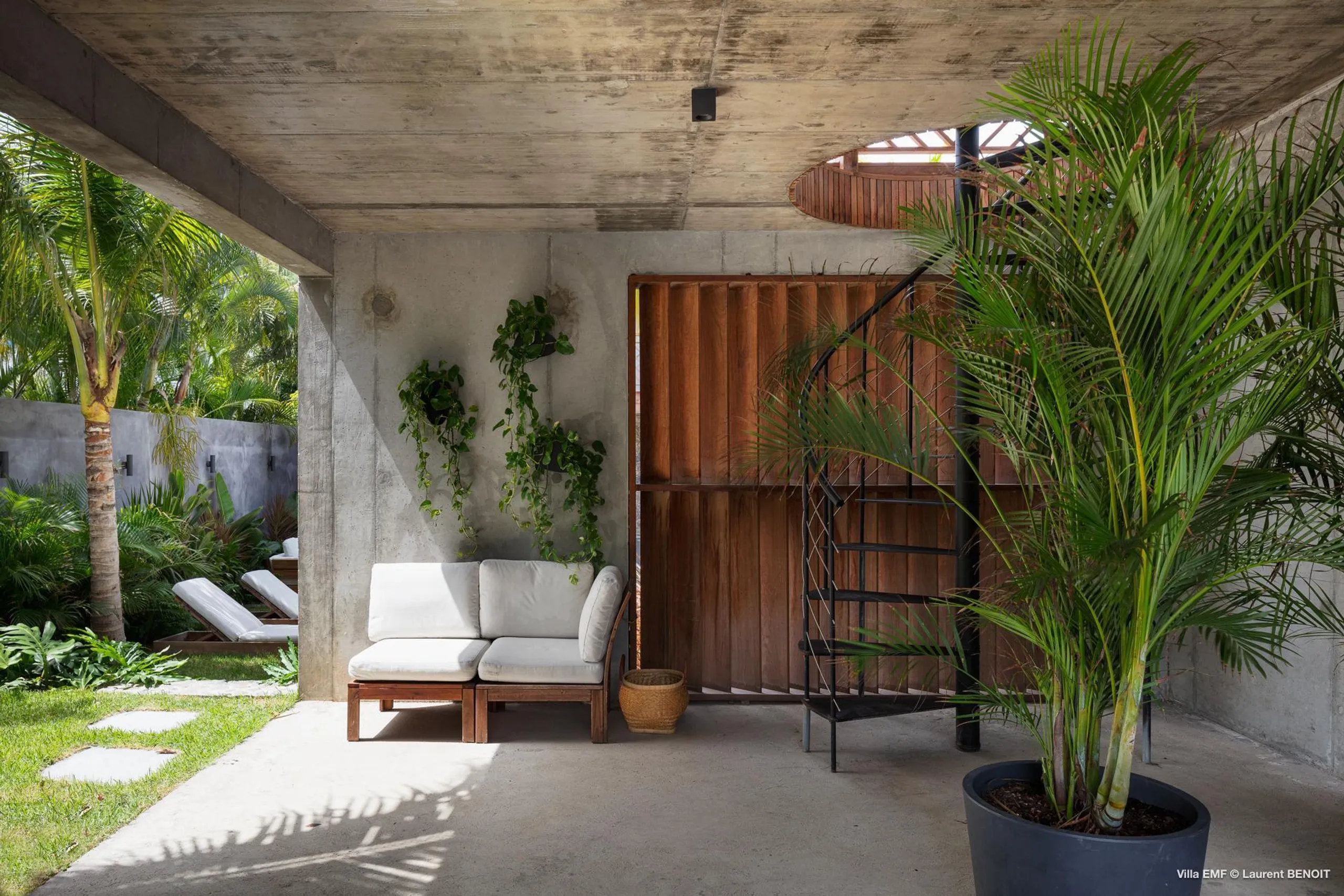 Inspiring Terra-Neuve Estate with Private Pool and Garden Grounds — photograph 11