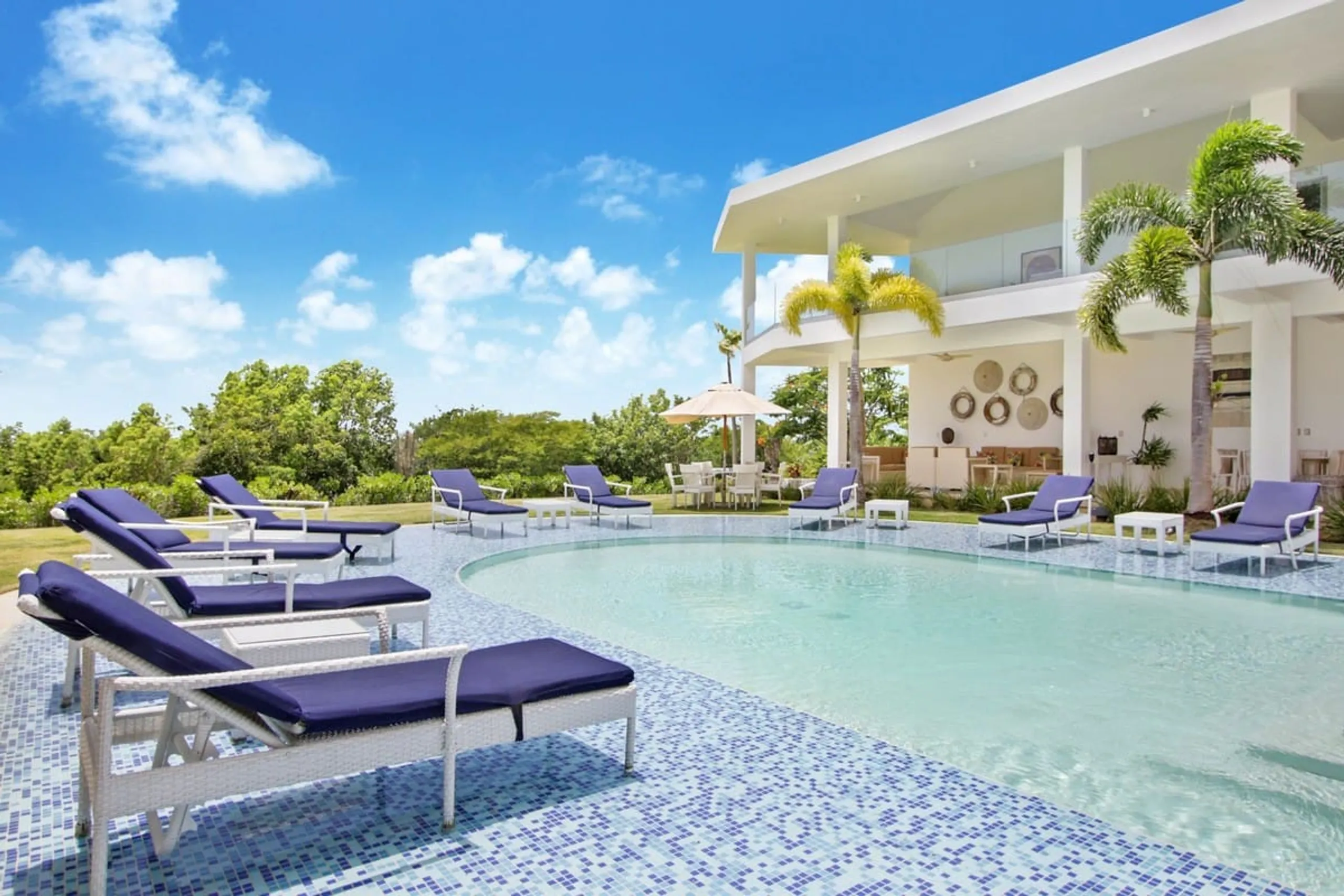 Beautiful Tropical Villa with Invigorating Pool — photograph 4