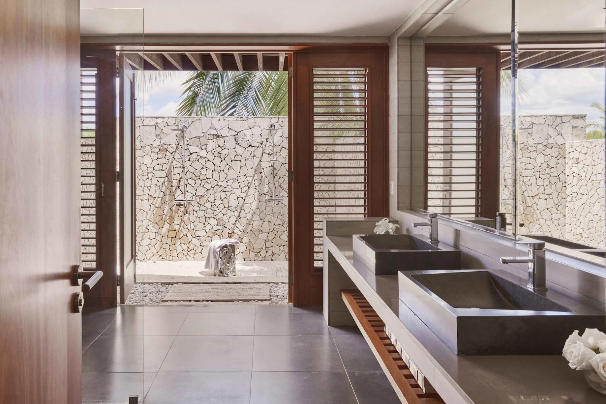 Elite Experience in Casa de Campo with Infinity-Edge Pool and Tropical Landscaping — photograph 12