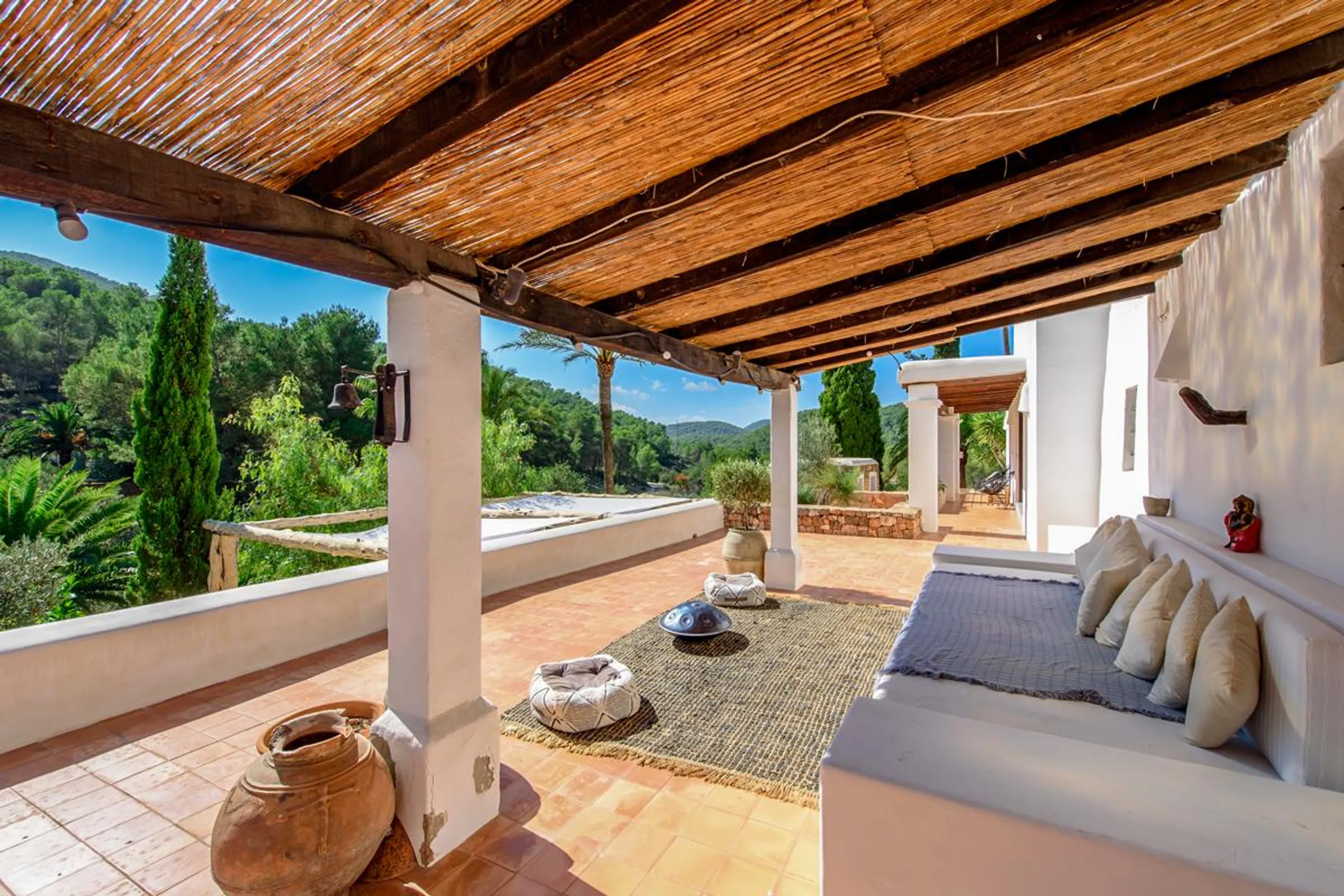 Princely Villa in San Joseph with Opulent Swimming Pool and Outdoor Terraces — photograph 10