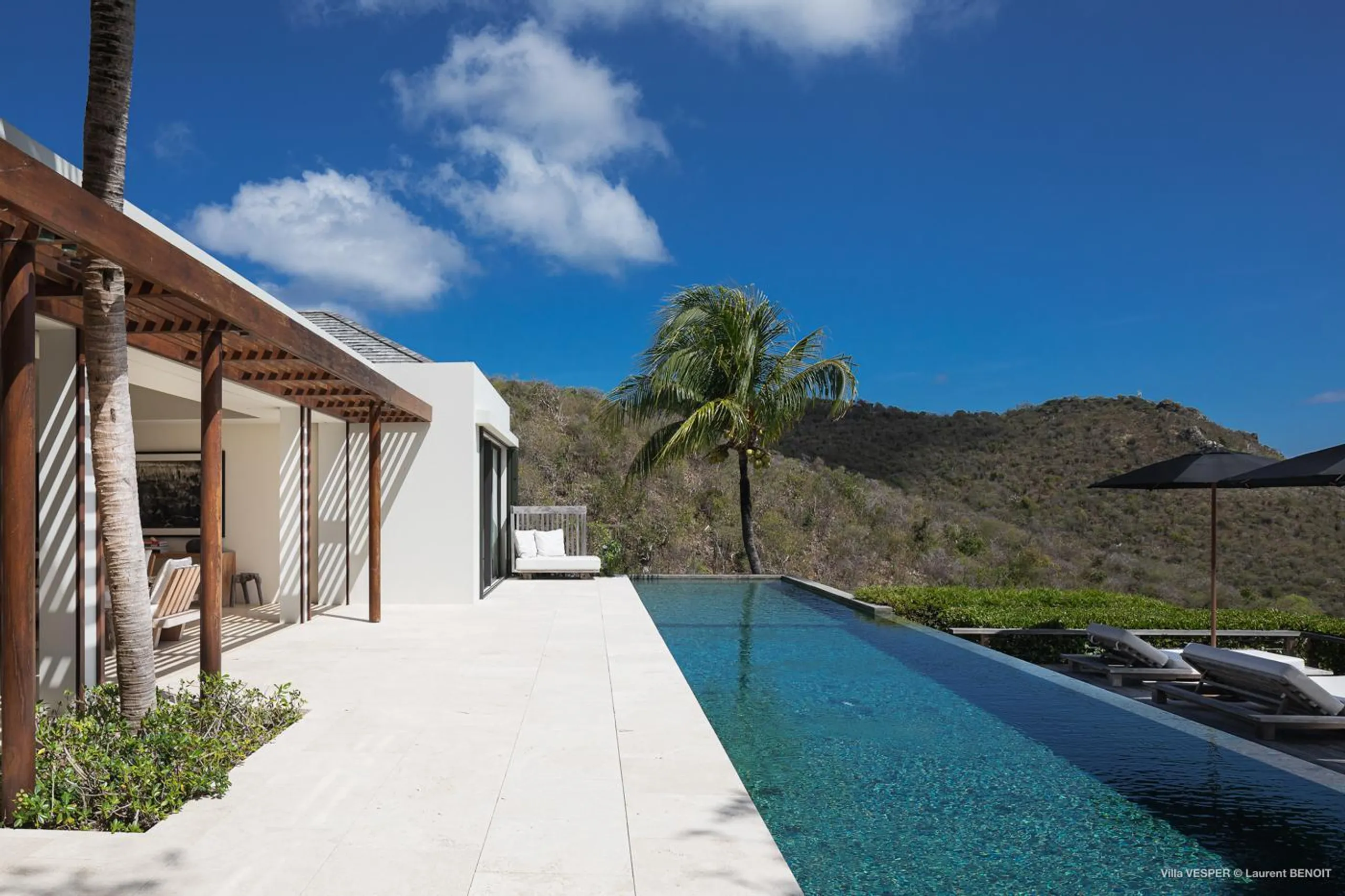 Exquisite Seaview Villa with Infinity Pool and Private Garden Spa — photograph 2