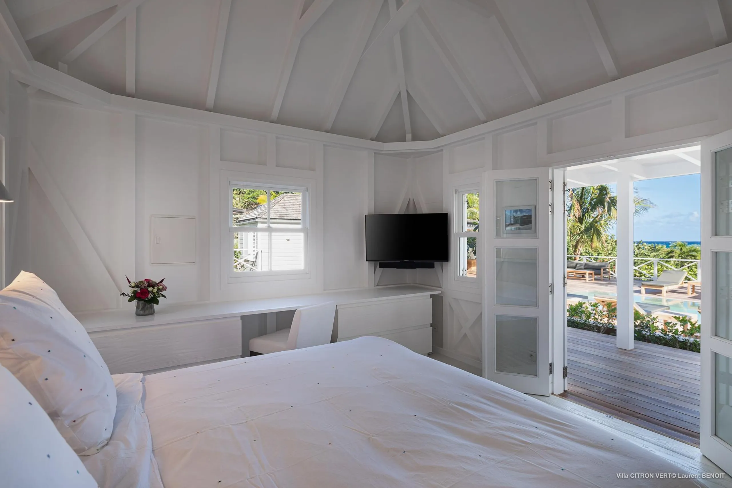 Tranquil Tropical Villa with Ocean Views and Walks to Beach — photograph 6