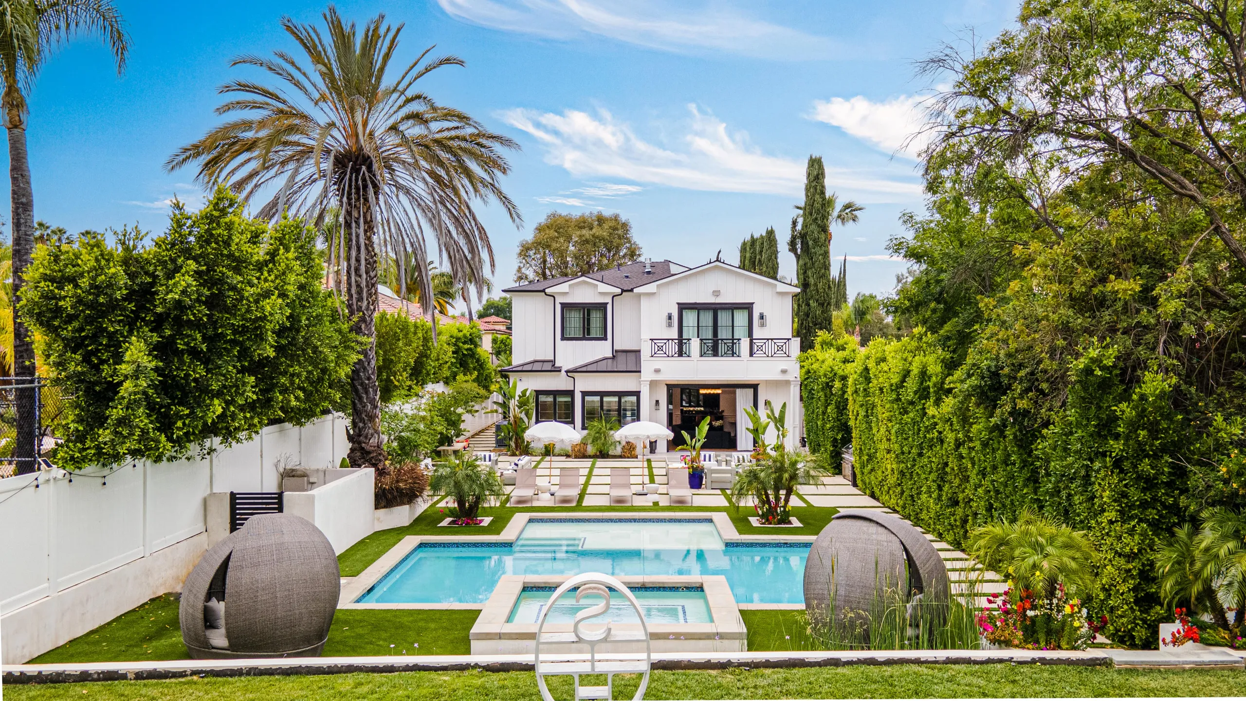 Exclusive Tarzana Haven with Private Pool, Spa and Stone Fireplace — photograph 2