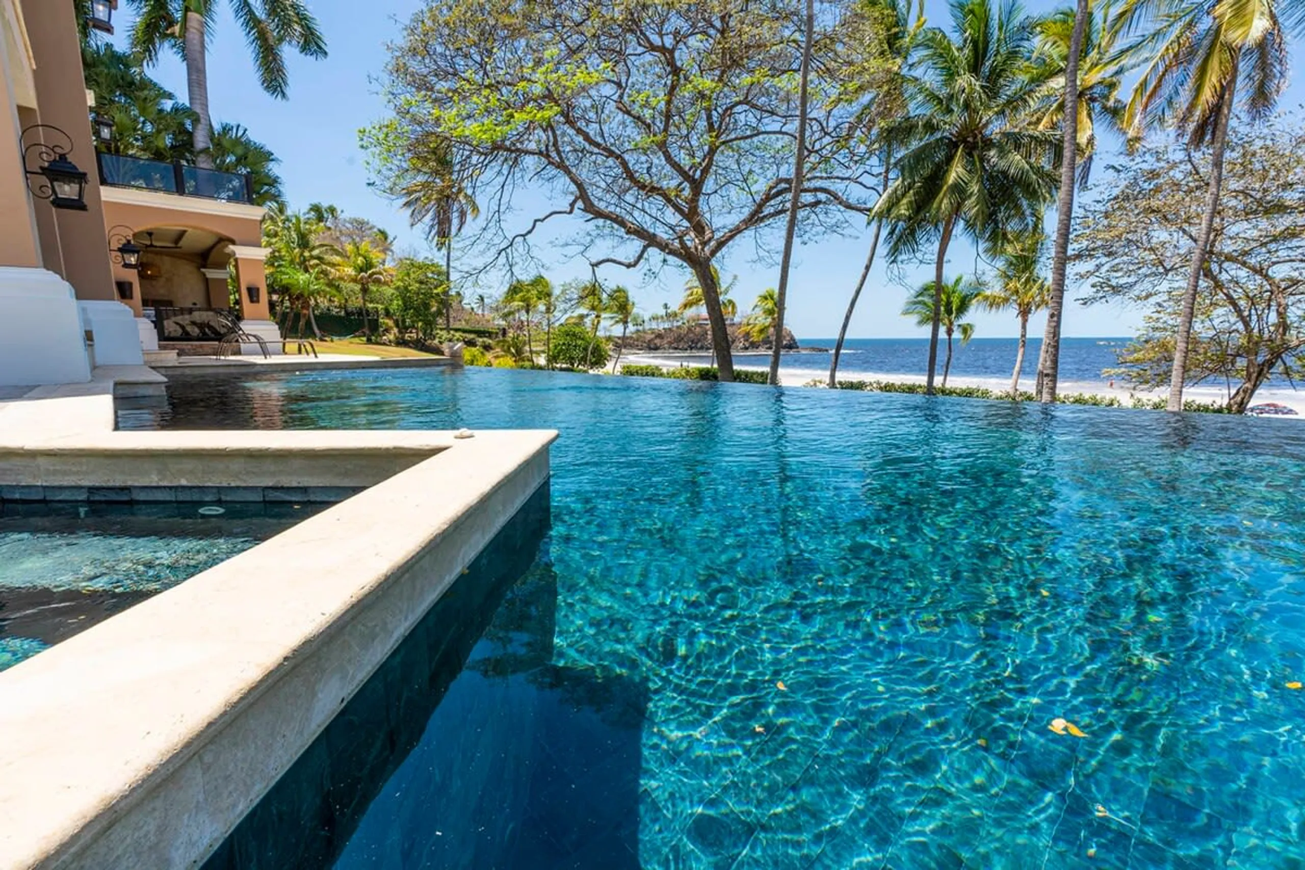Prestigious Oceanfront 6-Bedroom Mansion with Private Infinity Pool and Panoramic Ocean Views — photograph 5