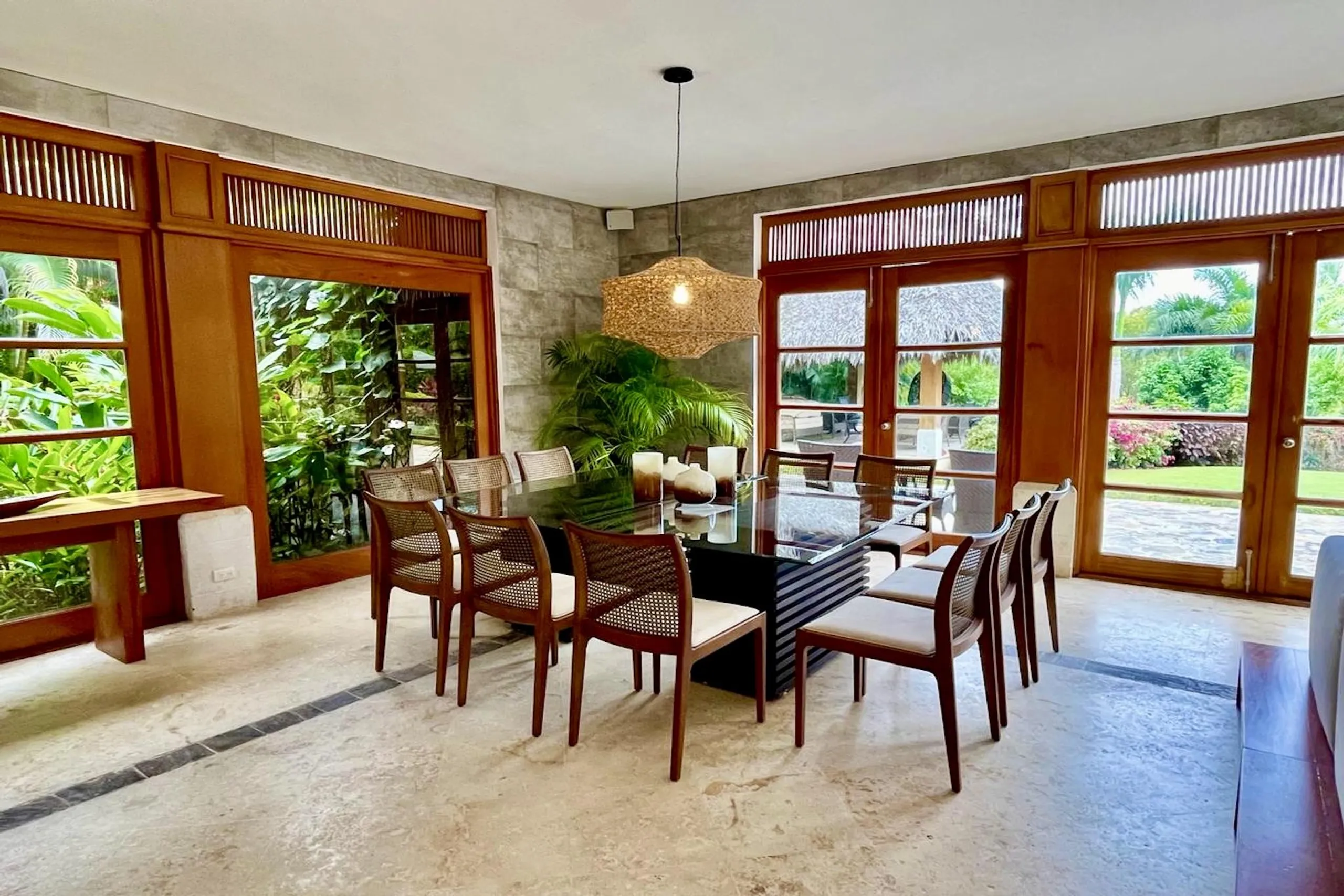 Exquisite Tropical Villa with Infinity Edge Pool and Balinese-Inspired Elements — photograph 7
