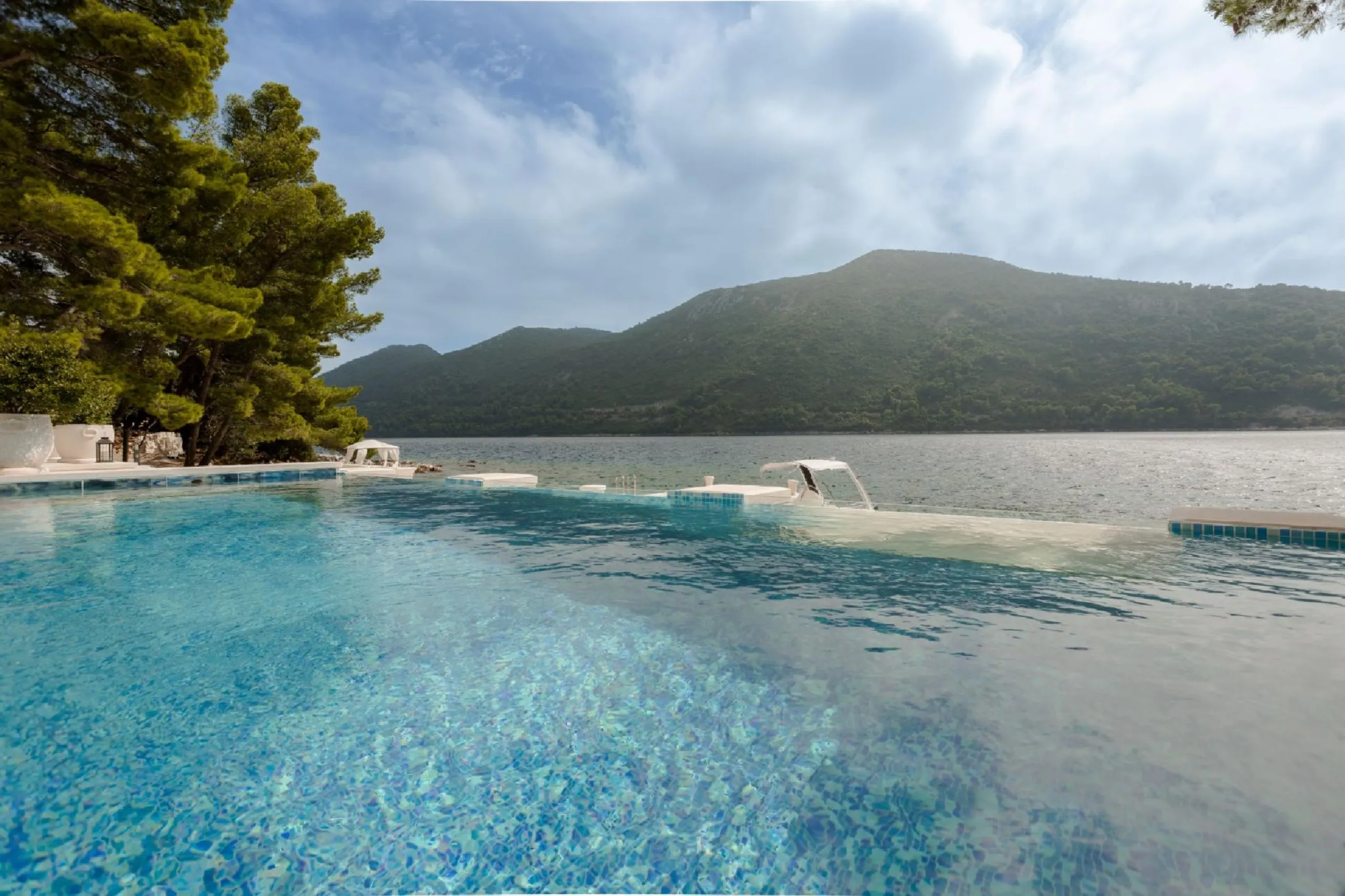 Enchanted Ancient-Inspired Villa with Breathtaking Pool and Seaside Views — photograph 6