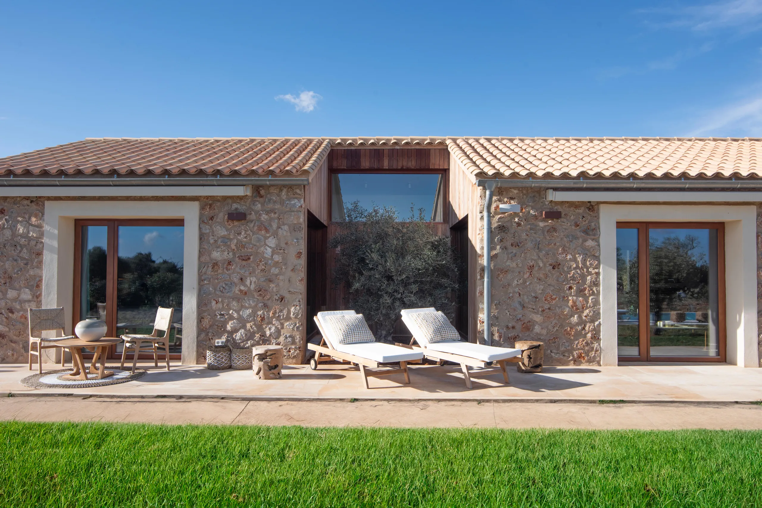 Exquisite Modern Villa with Heated Infinity Pool and Panoramic Views of San Salvador — photograph 4