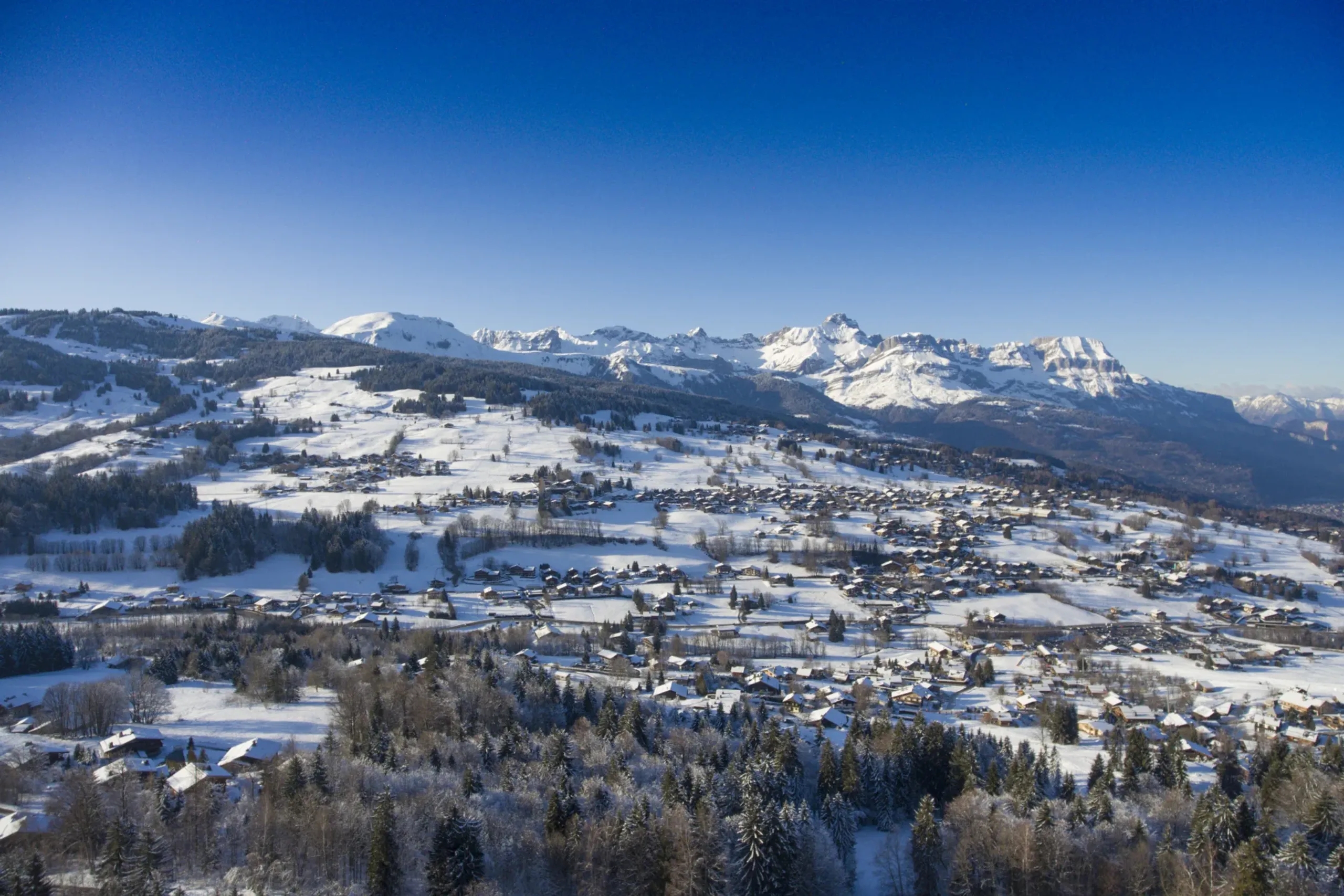 Spacious Ski Chalet with Hot Tub, Ski Access and Scenic Views — photograph 5