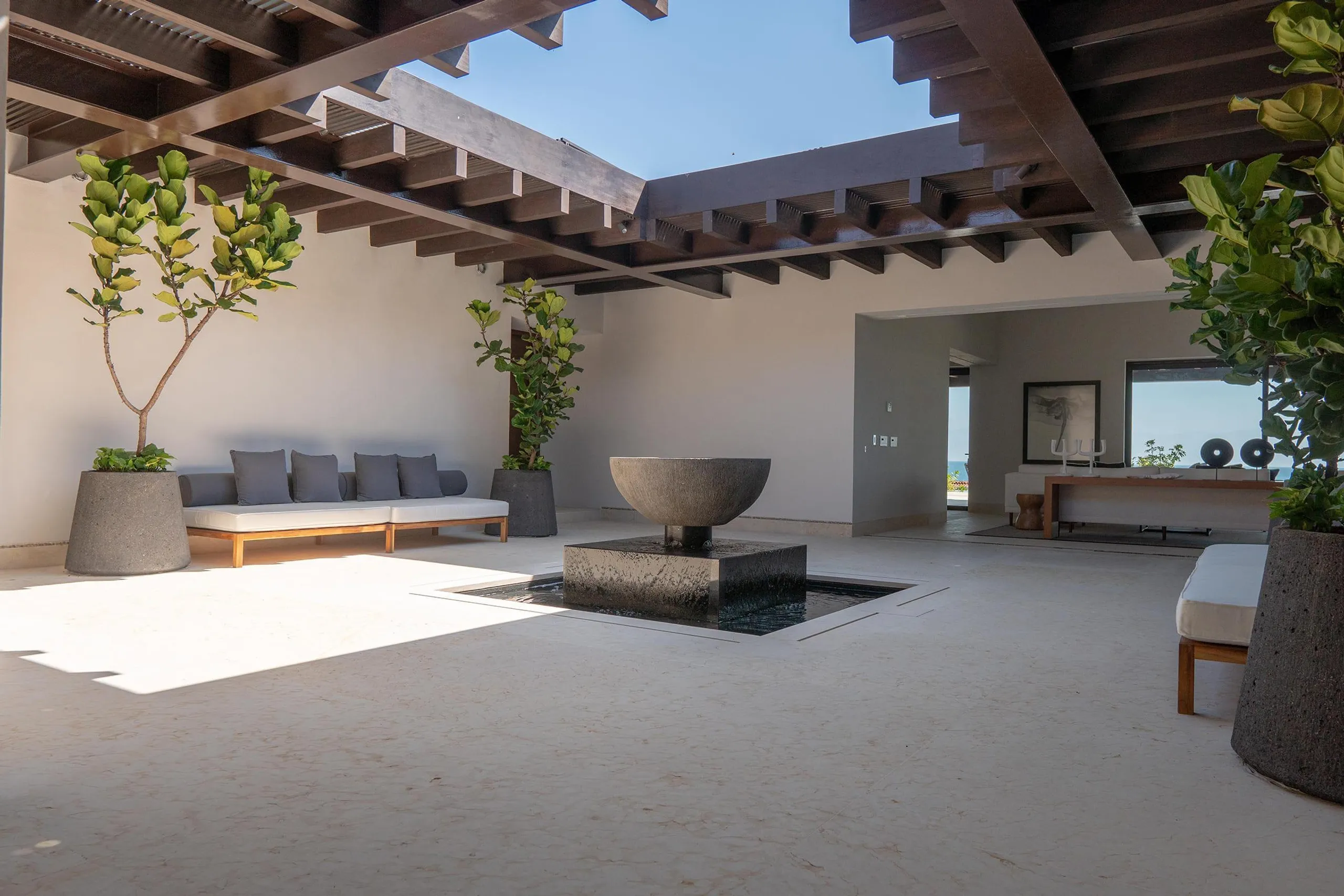 Refined Luxury View Villa with Infinity Pool and Ocean Views — photograph 4