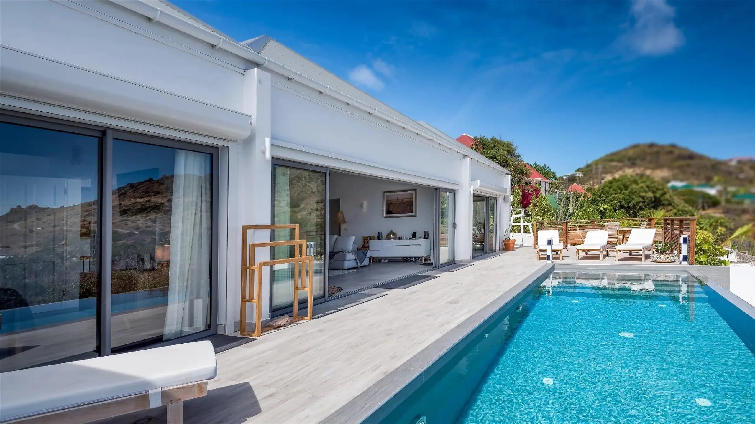 Captivating Caribbean Villa with Infinity Pool, Vitet