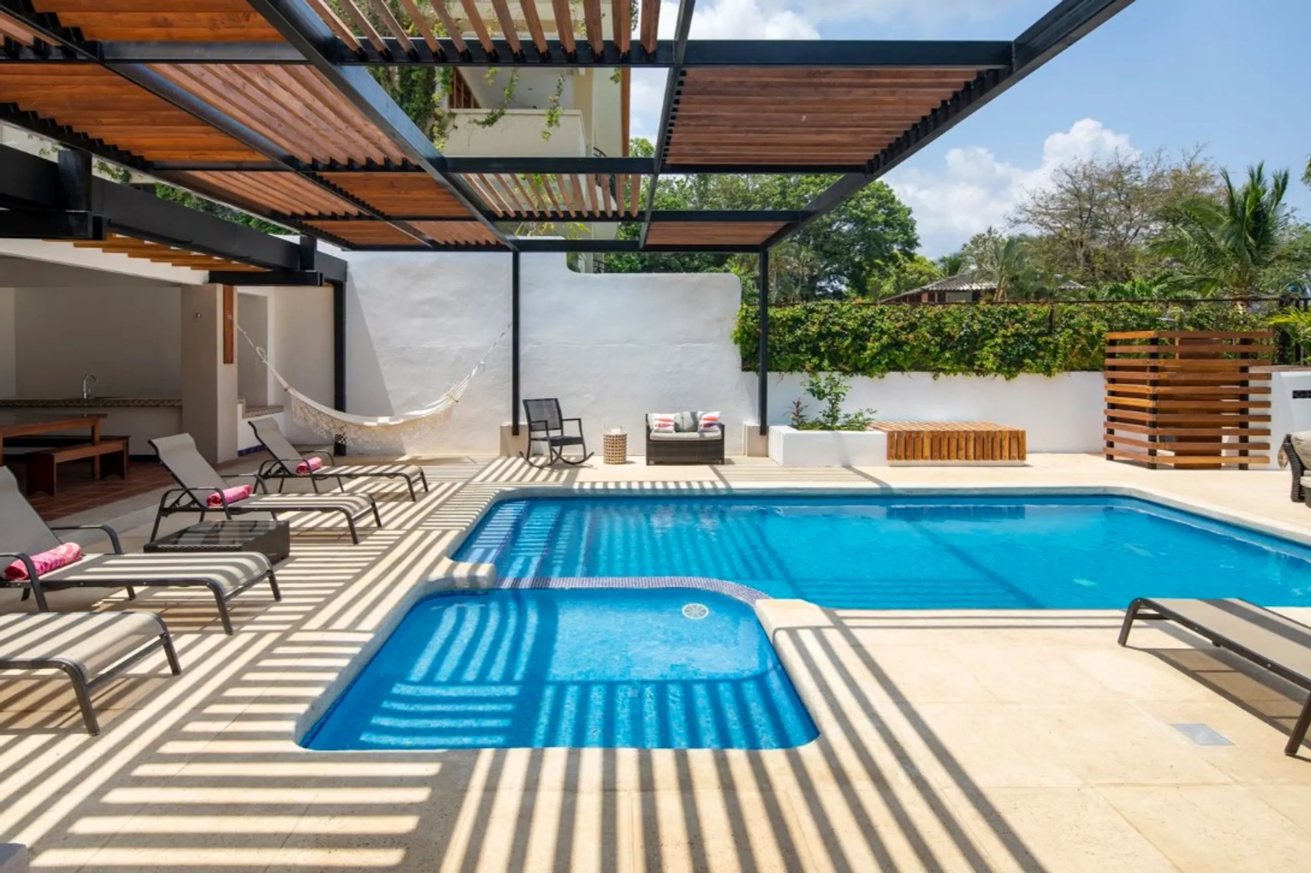 Beautiful Hermosa Beach House with Private Pool and Walks to Beach — photograph 3