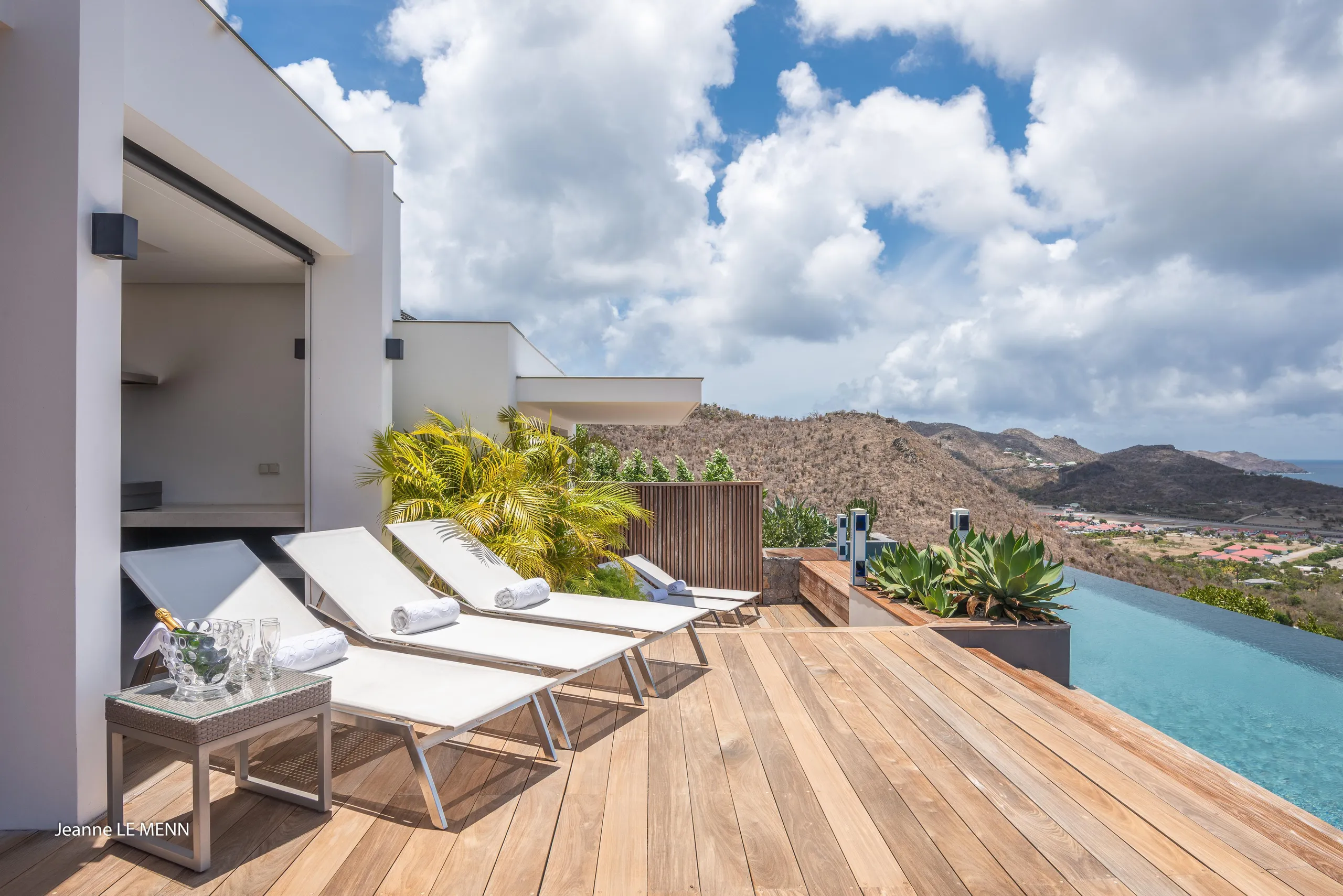 Invigorating Seaview Villa with Infinity Pool and Fitness Room — photograph 2