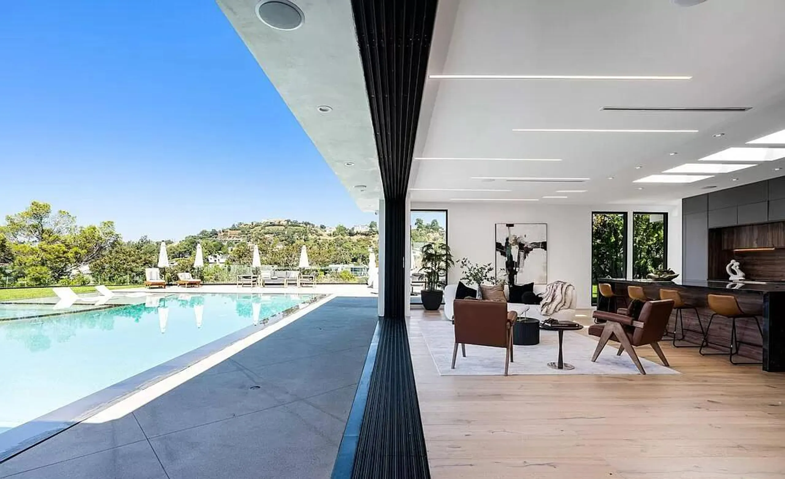 Modern Hillside Estate with Ocean Views — photograph 12