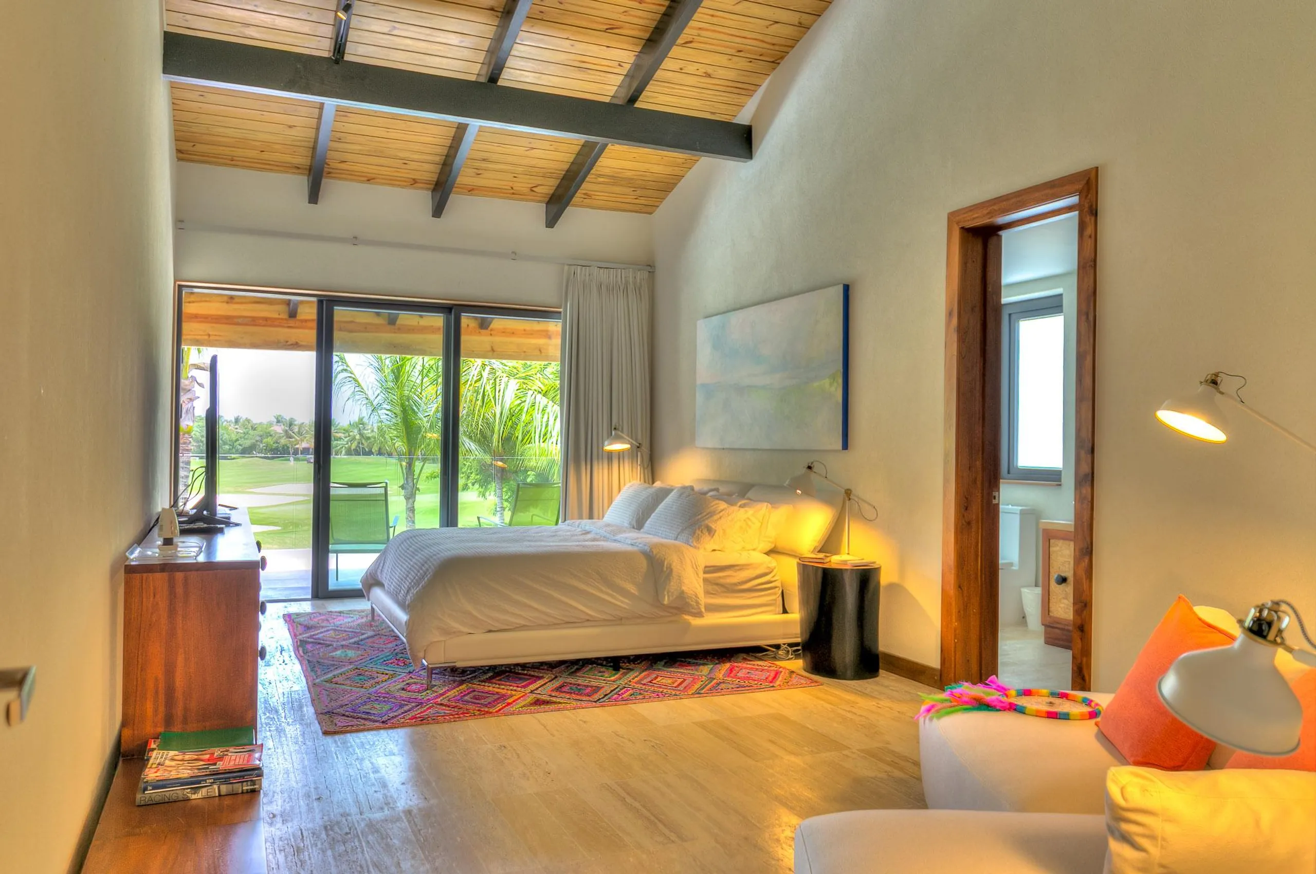 Chic Malibu-Inspired Villa with Private Pool, Bold Pop Art and Minimalist Decor — photograph 10