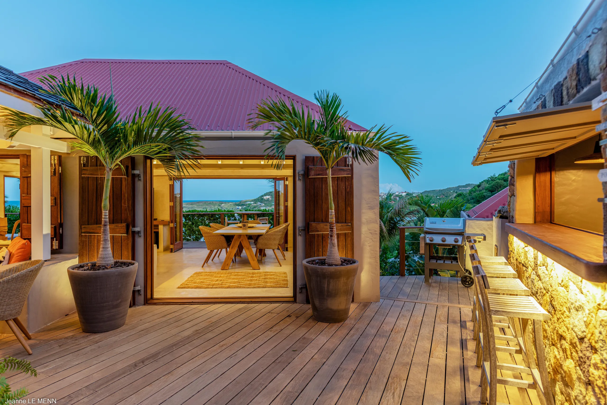 Luxurious Beachside Bungalow with Private Pool and Ocean Views — photograph 2